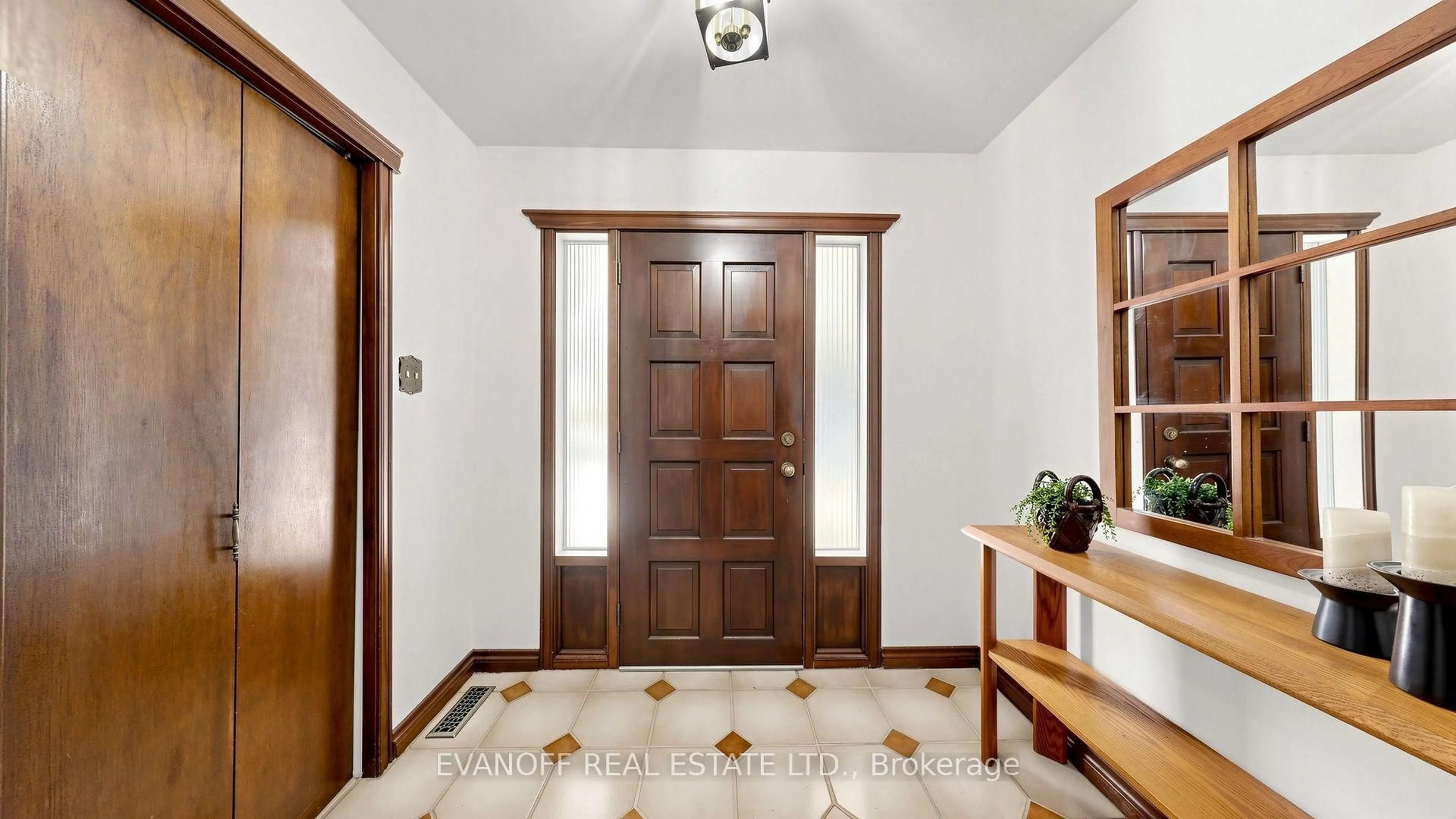 Indoor foyer for 67 Satchell Blvd, Toronto Ontario M1C 3B3