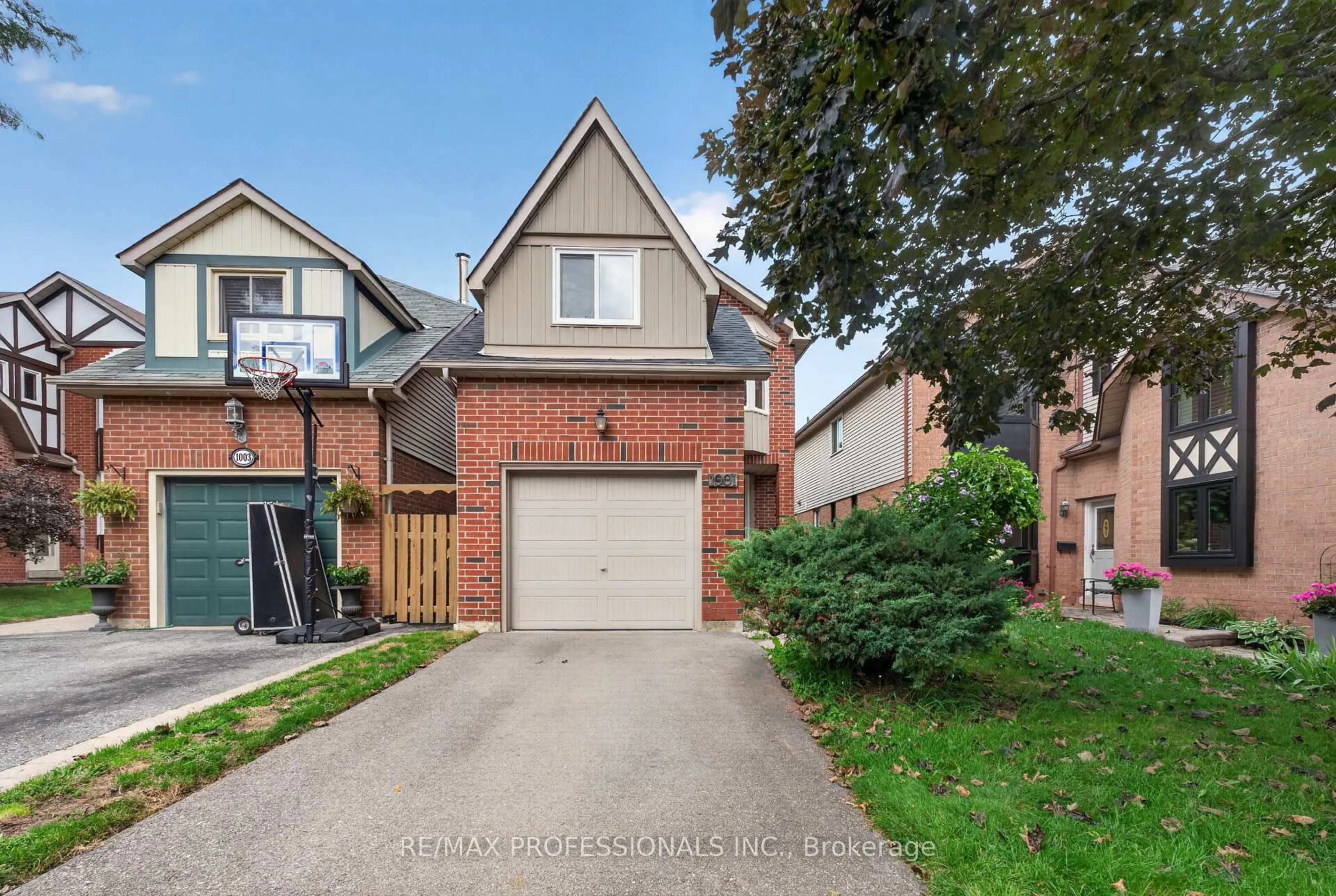 Home with brick exterior material, street for 1001 Redbird Cres, Pickering Ontario L1V 5K4