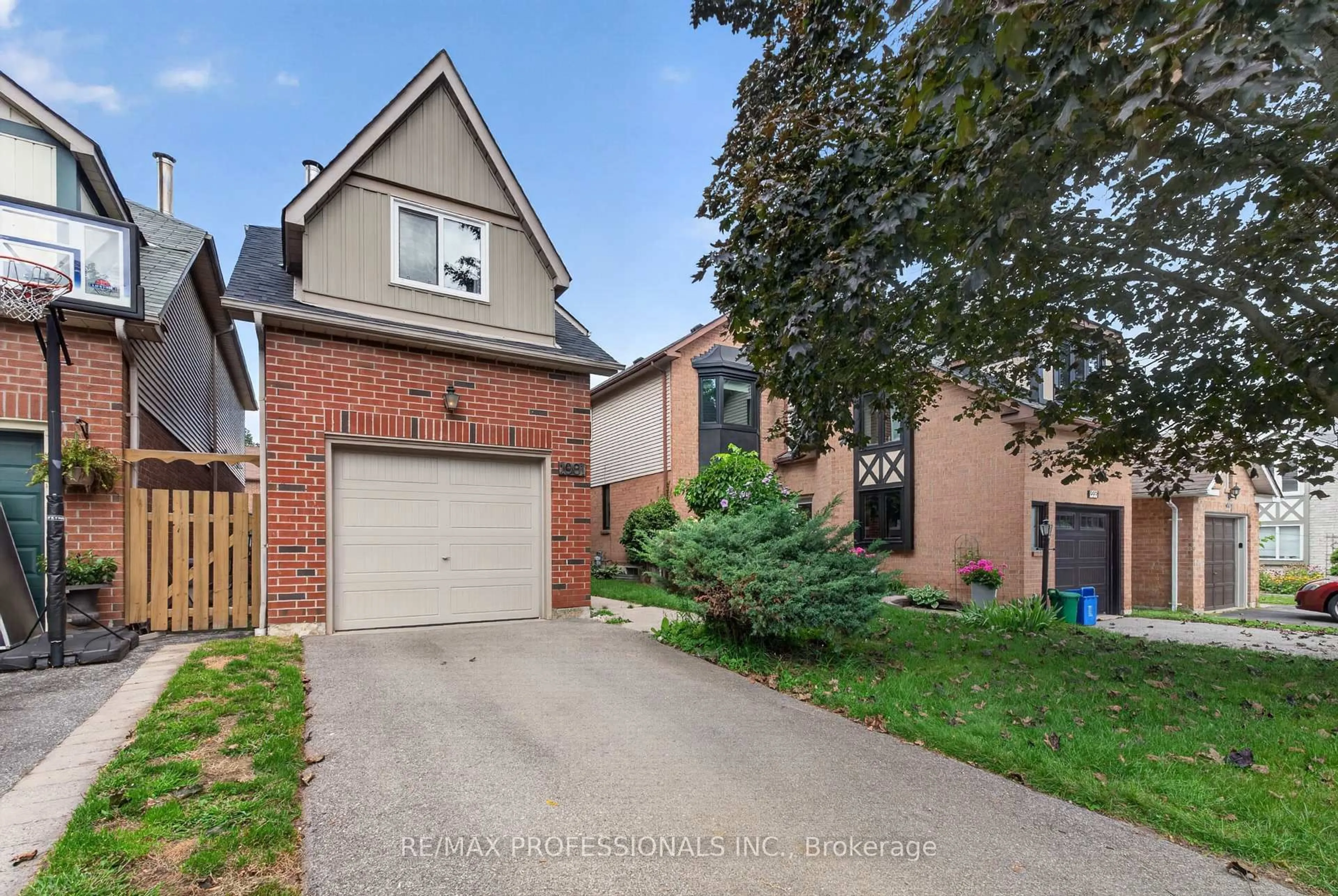 Home with brick exterior material, street for 1001 Redbird Cres, Pickering Ontario L1V 5K4