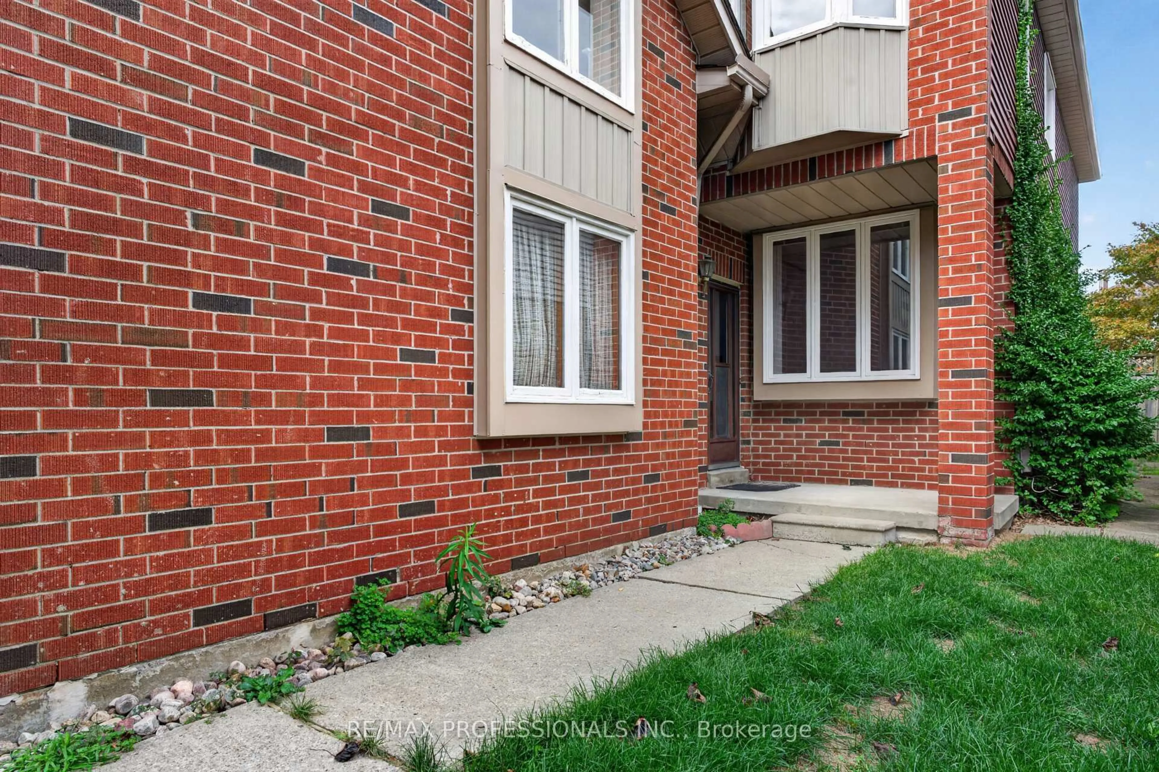 Unknown for 1001 Redbird Cres, Pickering Ontario L1V 5K4