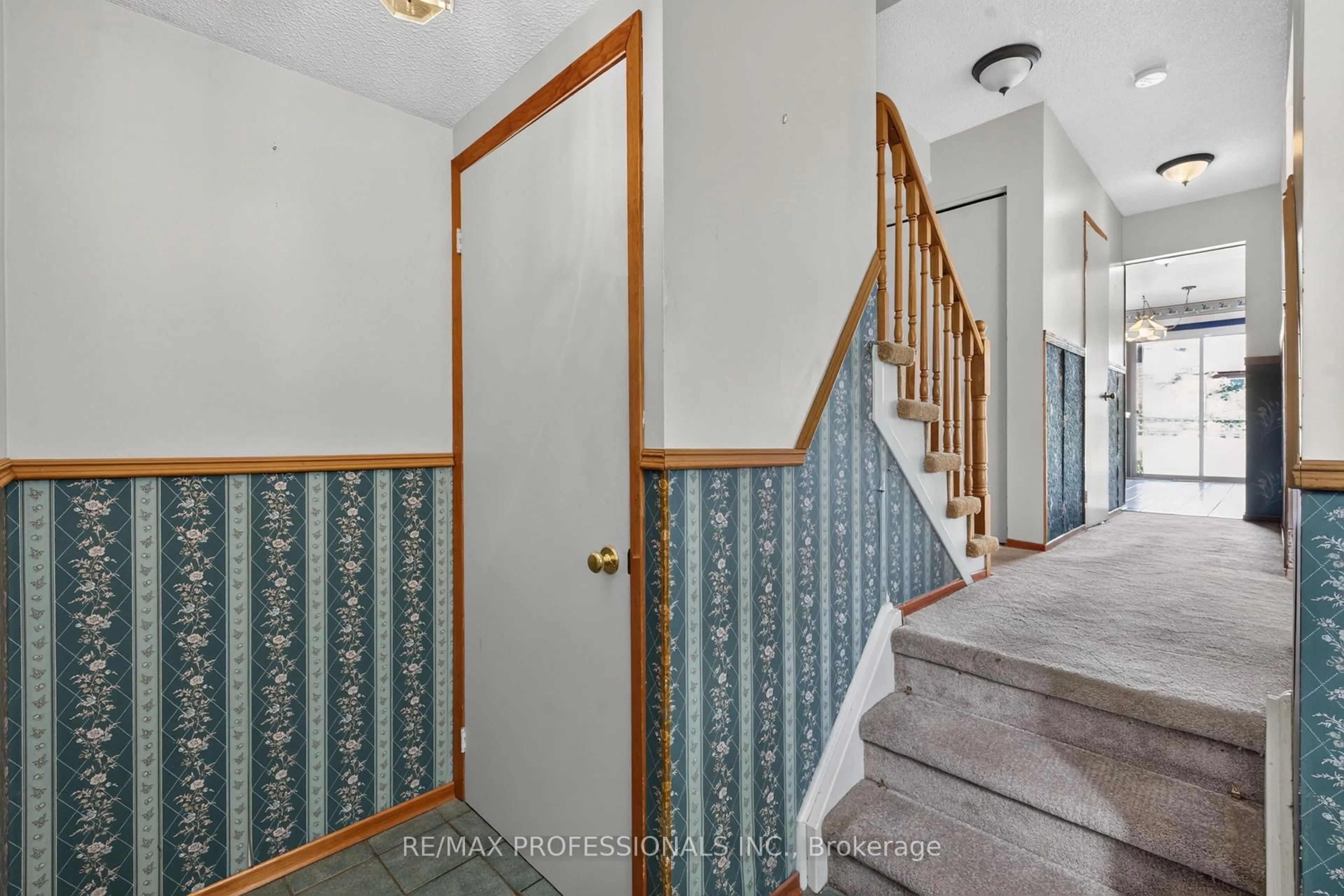 Unknown for 1001 Redbird Cres, Pickering Ontario L1V 5K4