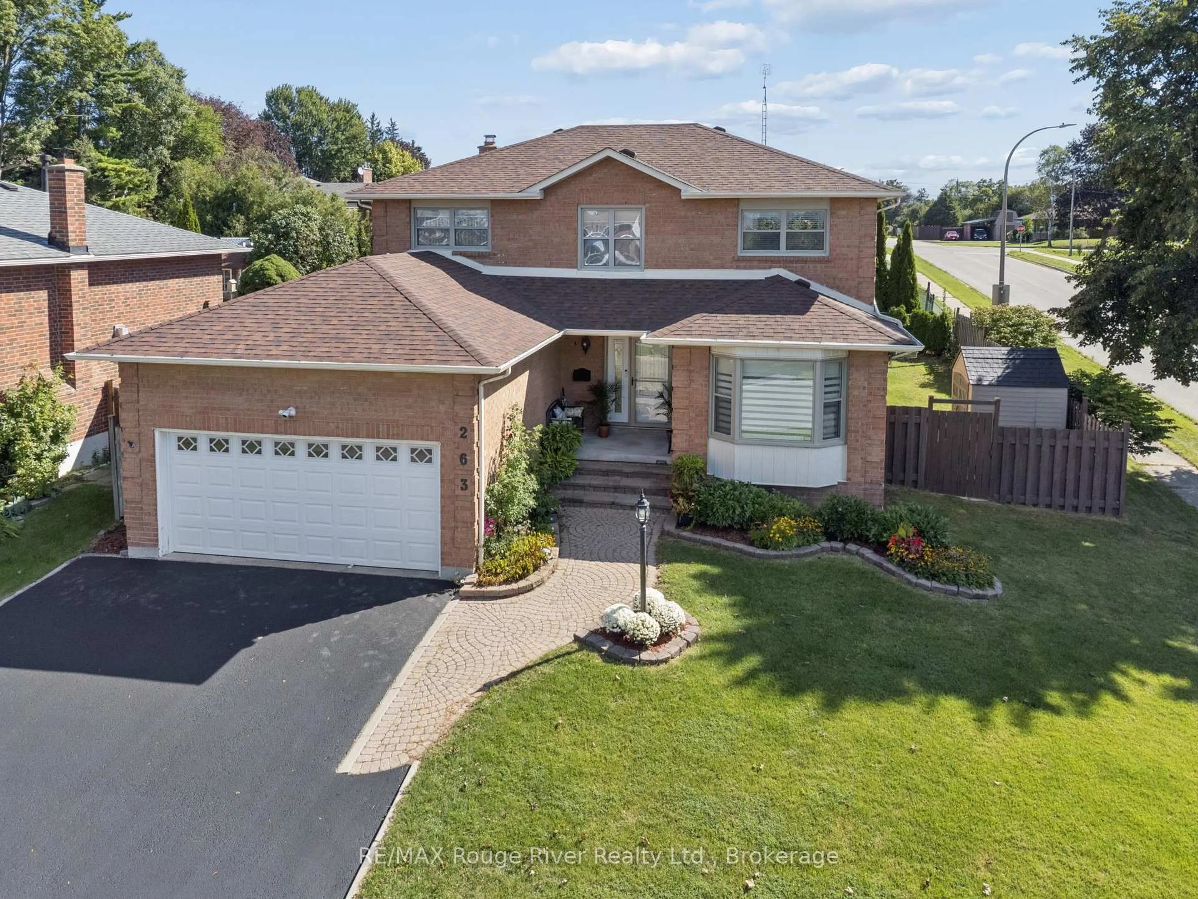 A pic from outside/outdoor area/front of a property/back of a property/a pic from drone, street for 263 Glen Hill Dr, Whitby Ontario L1N 7J5