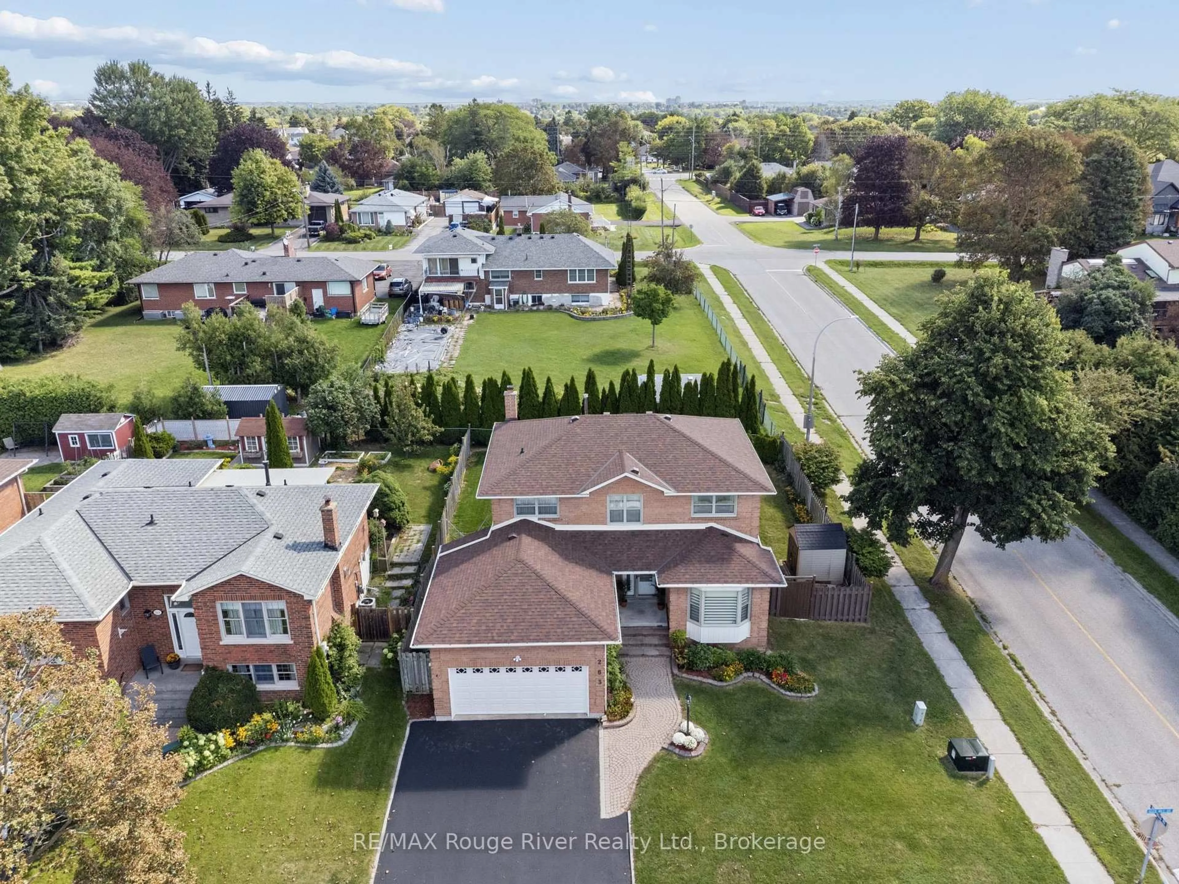 A pic from outside/outdoor area/front of a property/back of a property/a pic from drone, street for 263 Glen Hill Dr, Whitby Ontario L1N 7J5