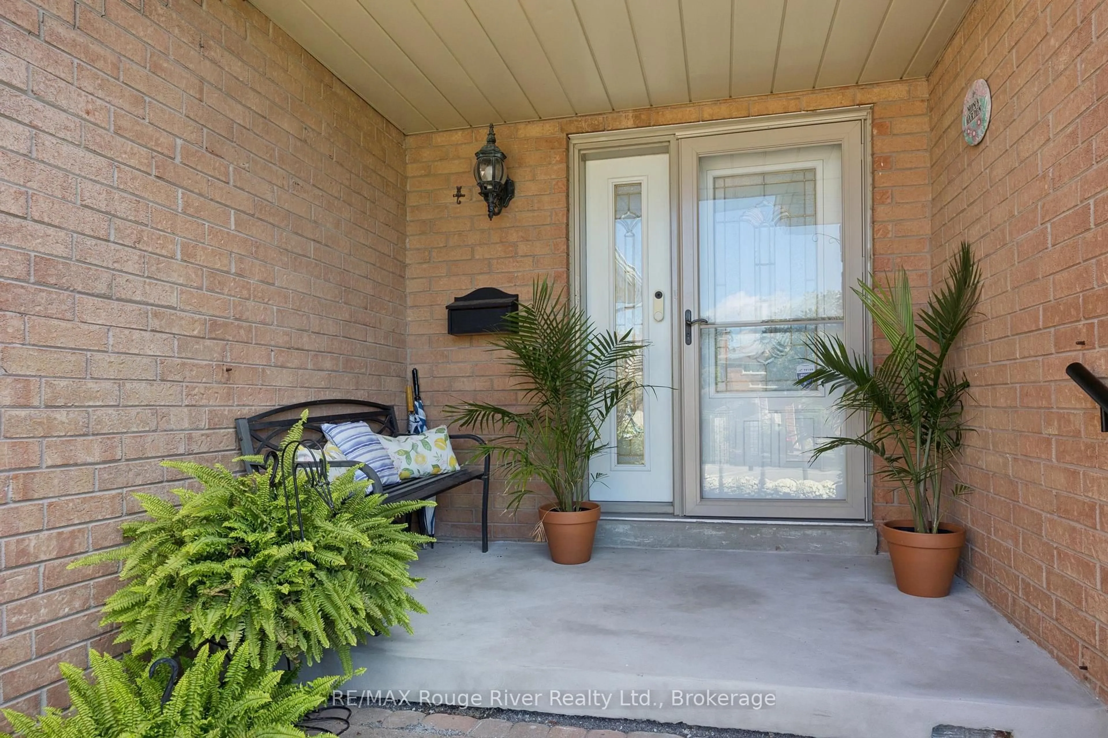 Indoor entryway for 263 Glen Hill Dr, Whitby Ontario L1N 7J5