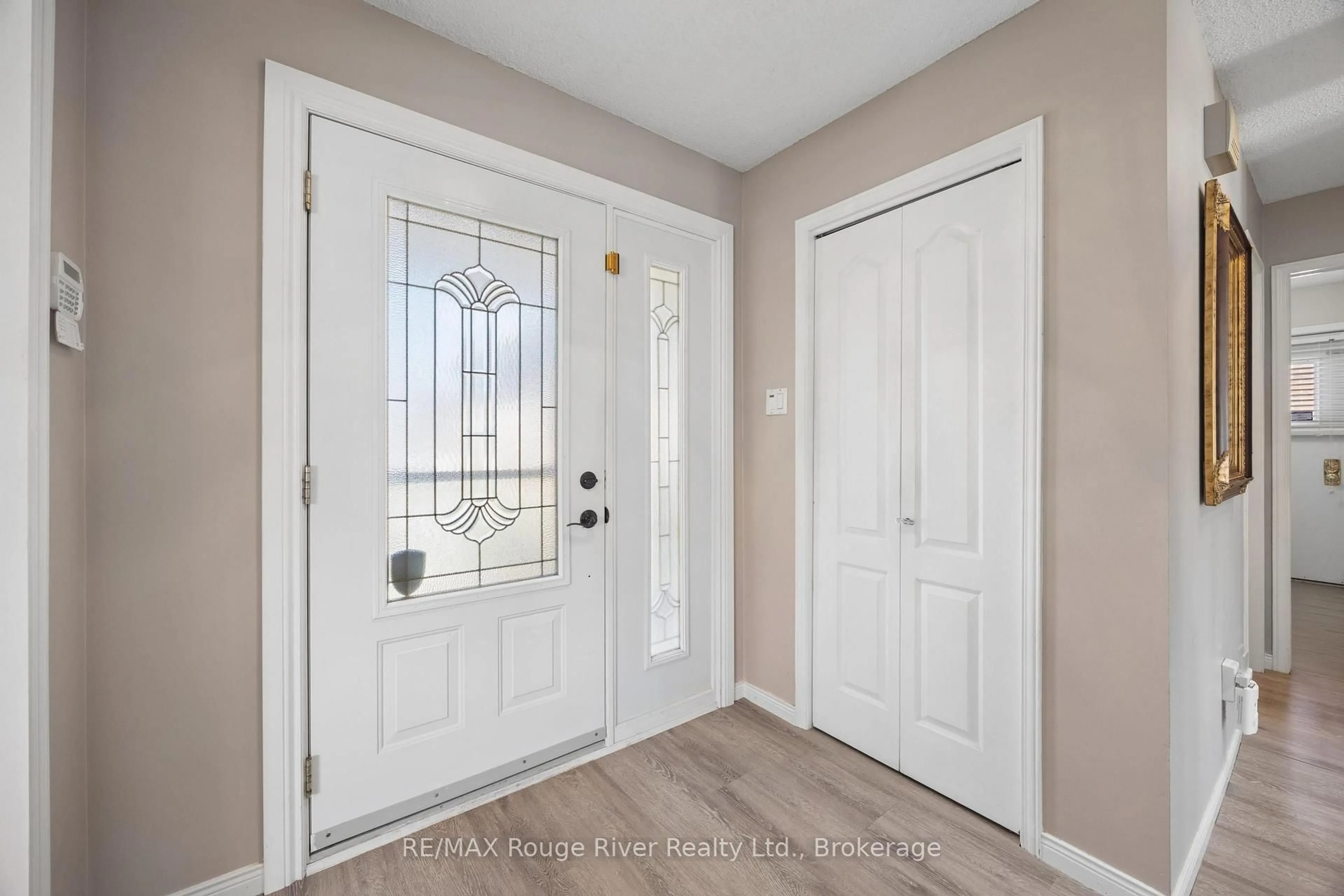 Indoor entryway for 263 Glen Hill Dr, Whitby Ontario L1N 7J5
