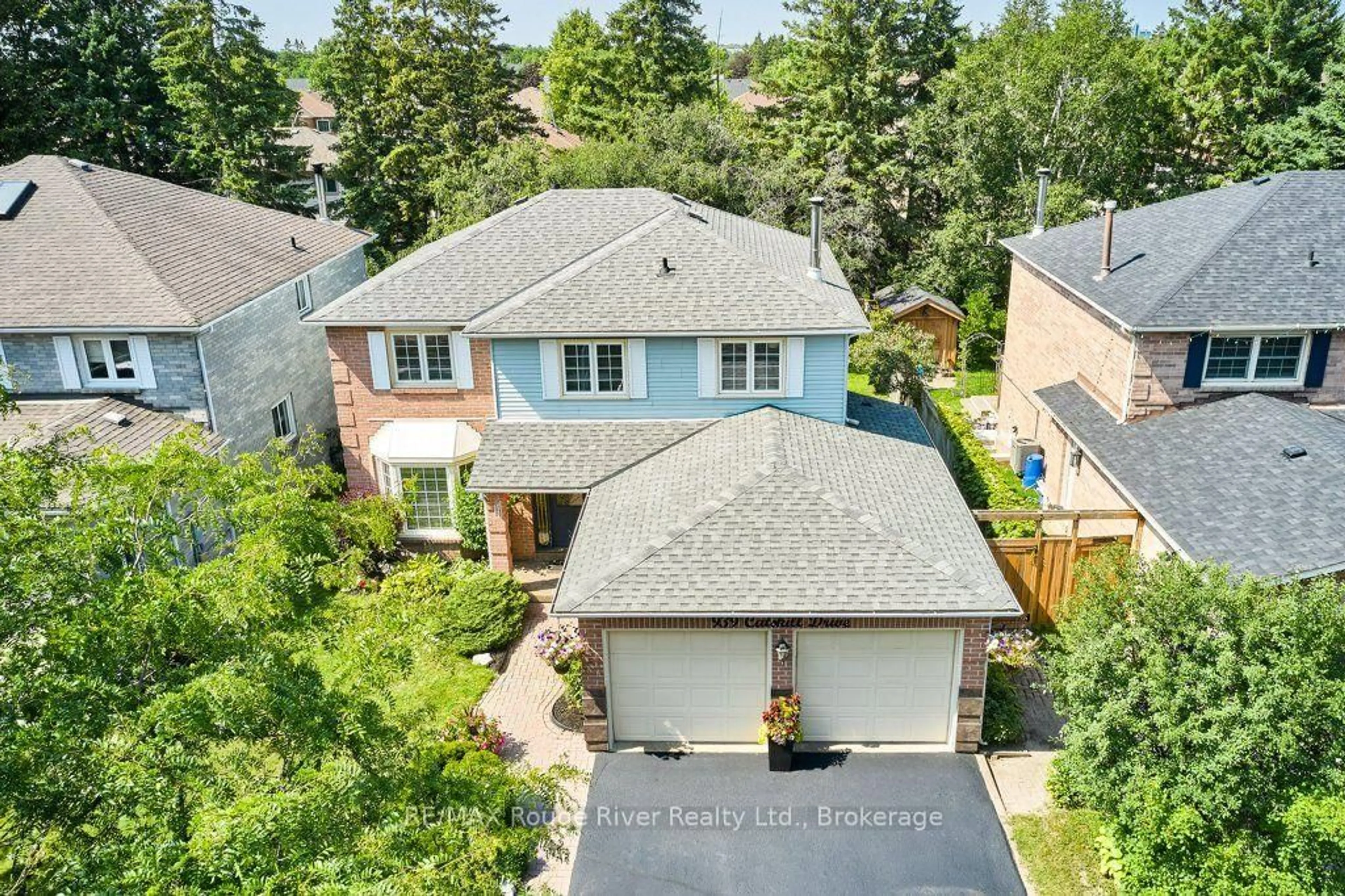 A pic from outside/outdoor area/front of a property/back of a property/a pic from drone, street for 939 Catskill Dr, Oshawa Ontario L1J 8J9