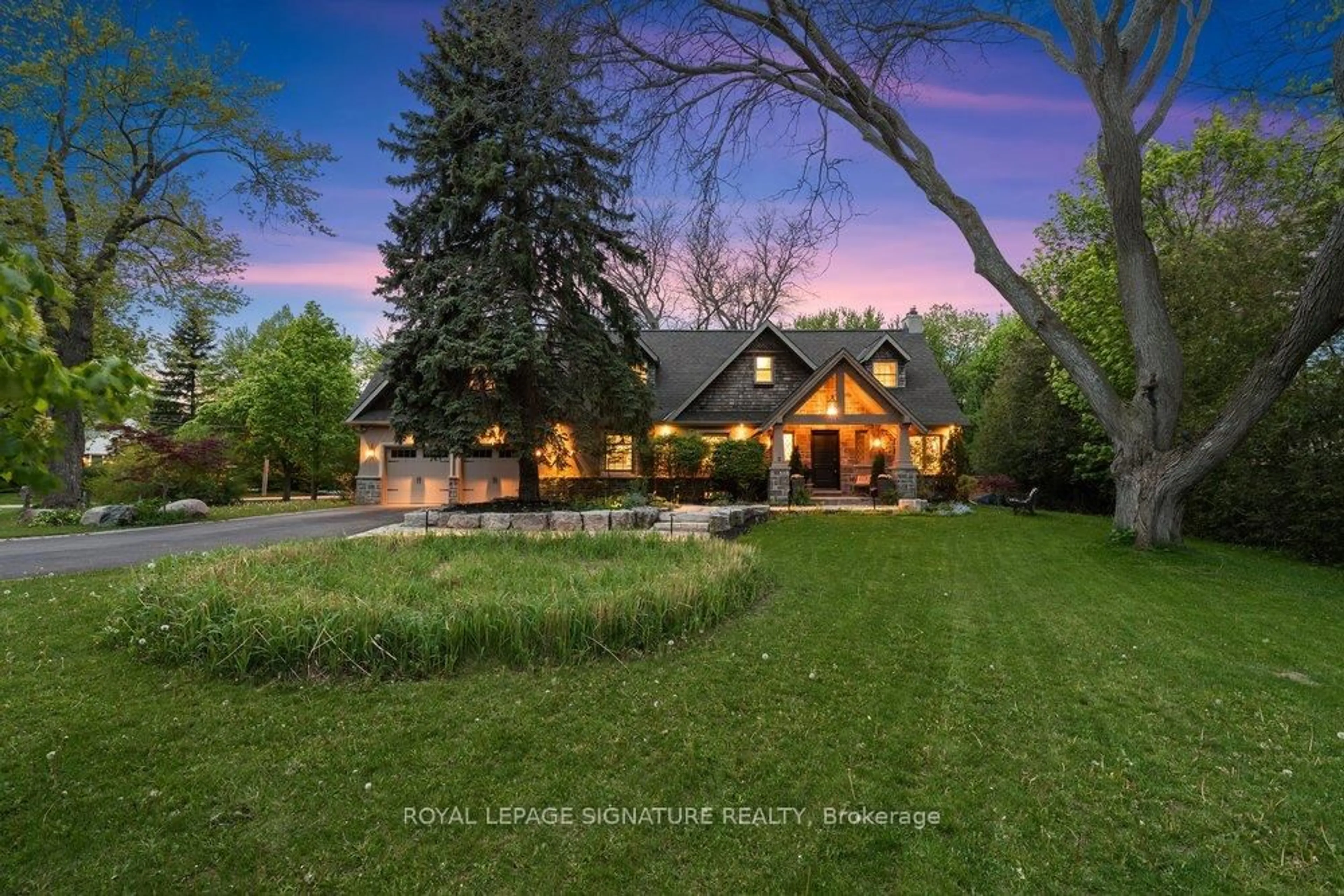A pic from outside/outdoor area/front of a property/back of a property/a pic from drone, street for 2 Pine Ridge Dr, Toronto Ontario M1M 2X3