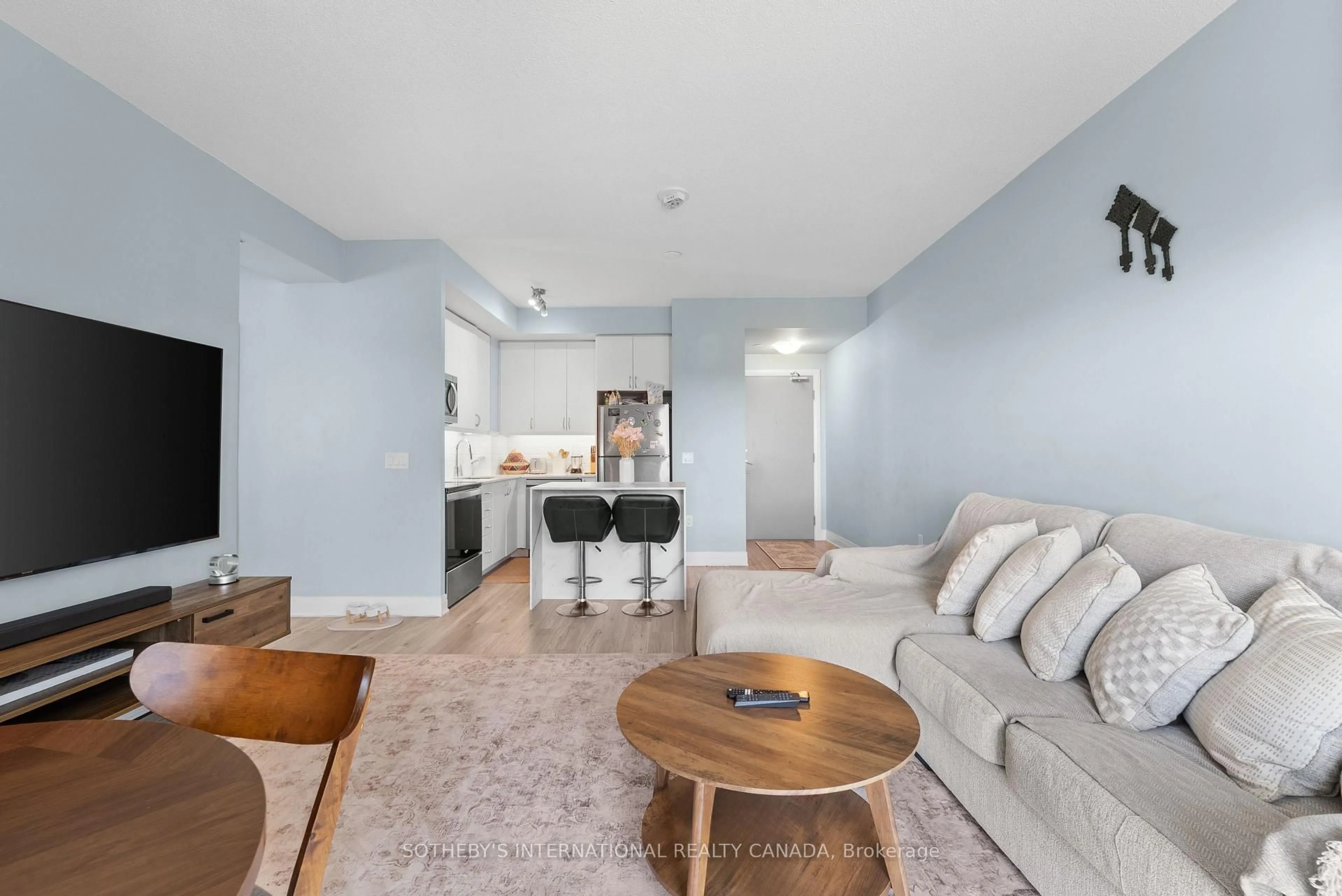 Living room with furniture, unknown for 3220 Sheppard Ave #809, Toronto Ontario M1T 0B7