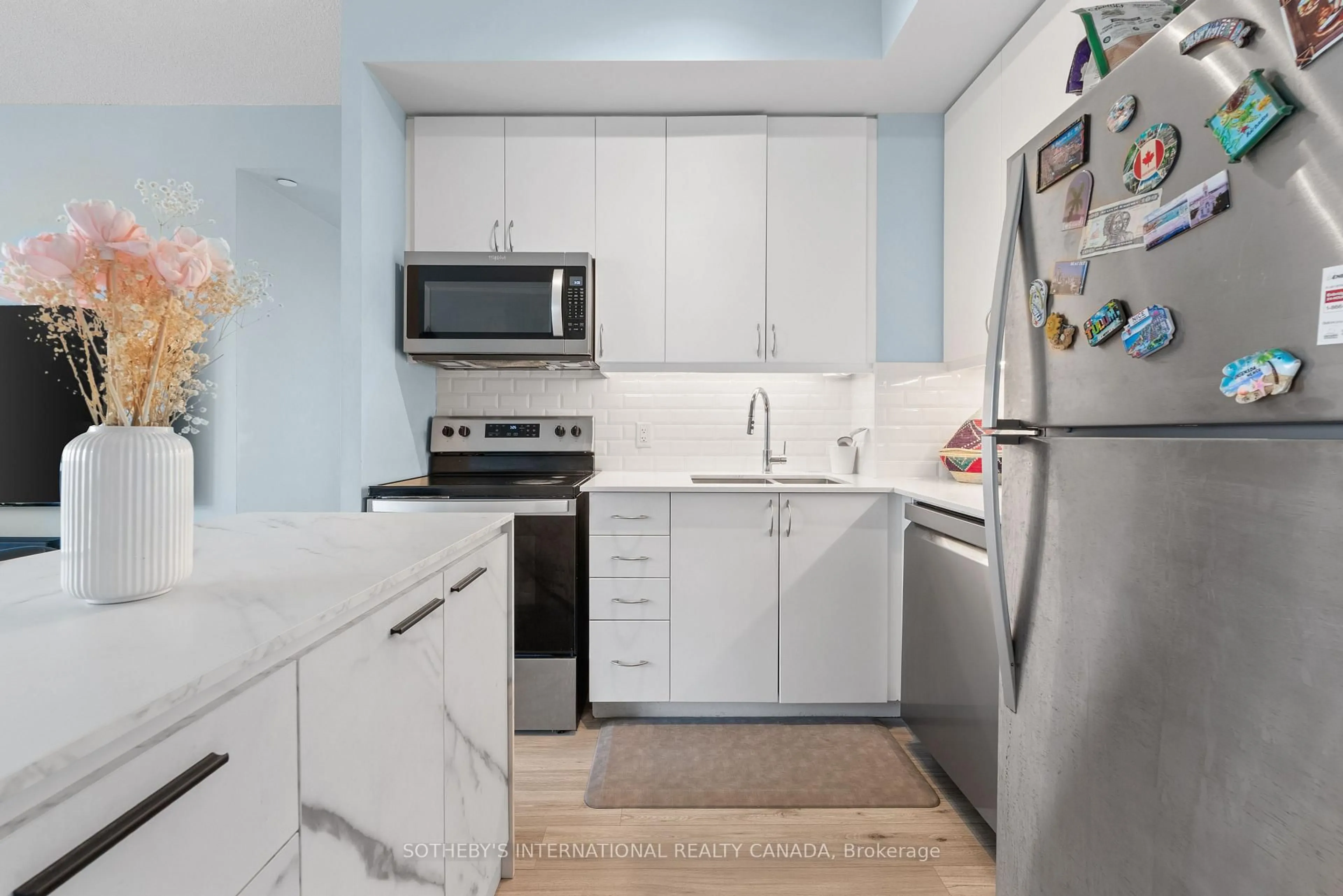 Standard kitchen, ceramic/tile floor for 3220 Sheppard Ave #809, Toronto Ontario M1T 0B7