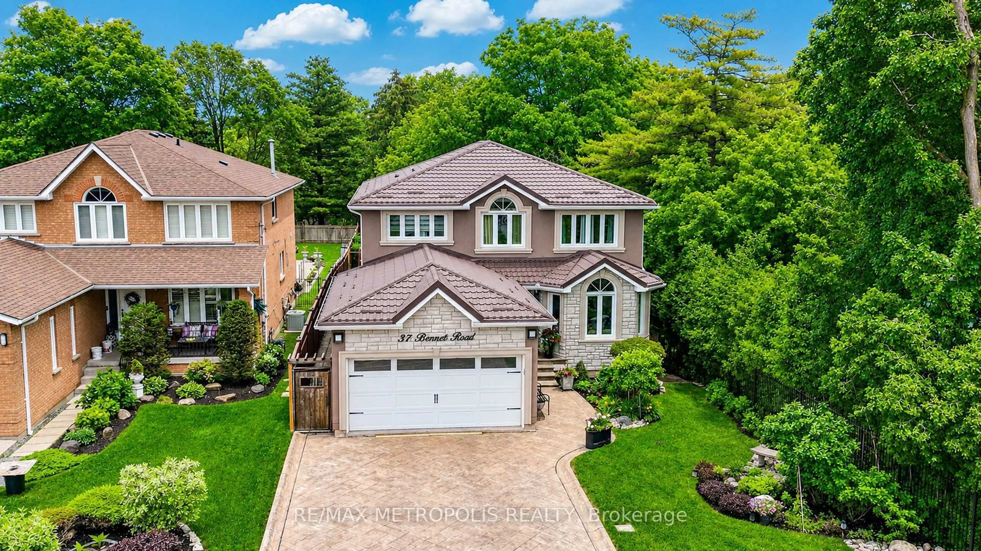 A pic from outside/outdoor area/front of a property/back of a property/a pic from drone, street for 37 Bennett Rd, Toronto Ontario M1E 3Y1