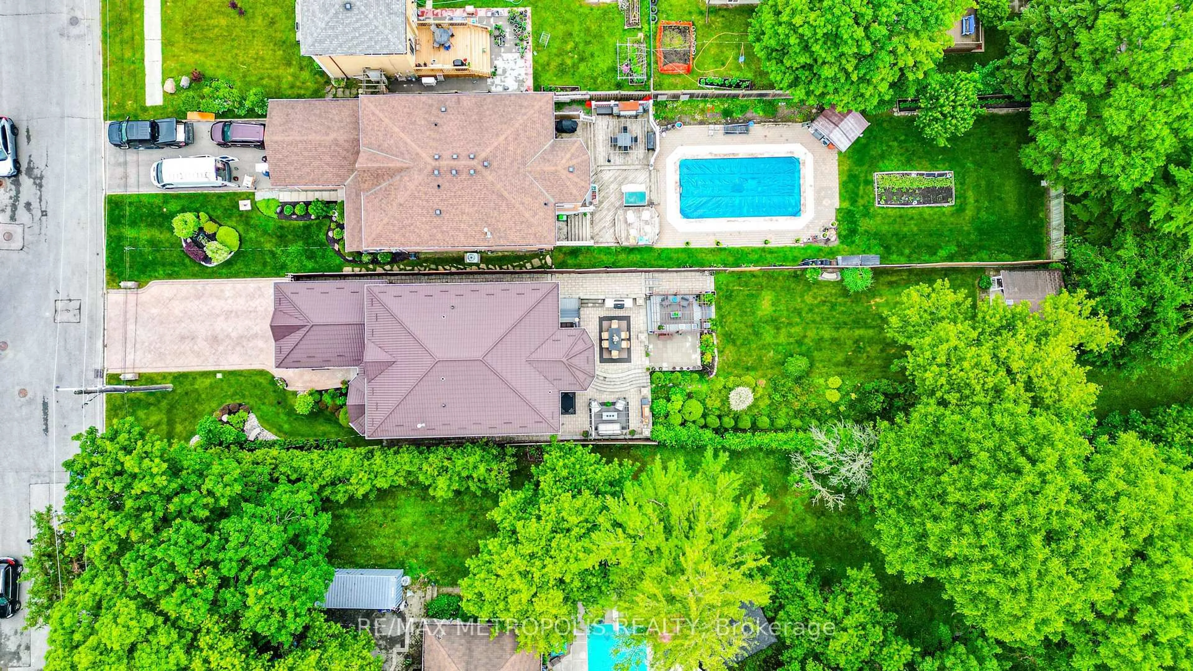 A pic from outside/outdoor area/front of a property/back of a property/a pic from drone, street for 37 Bennett Rd, Toronto Ontario M1E 3Y1