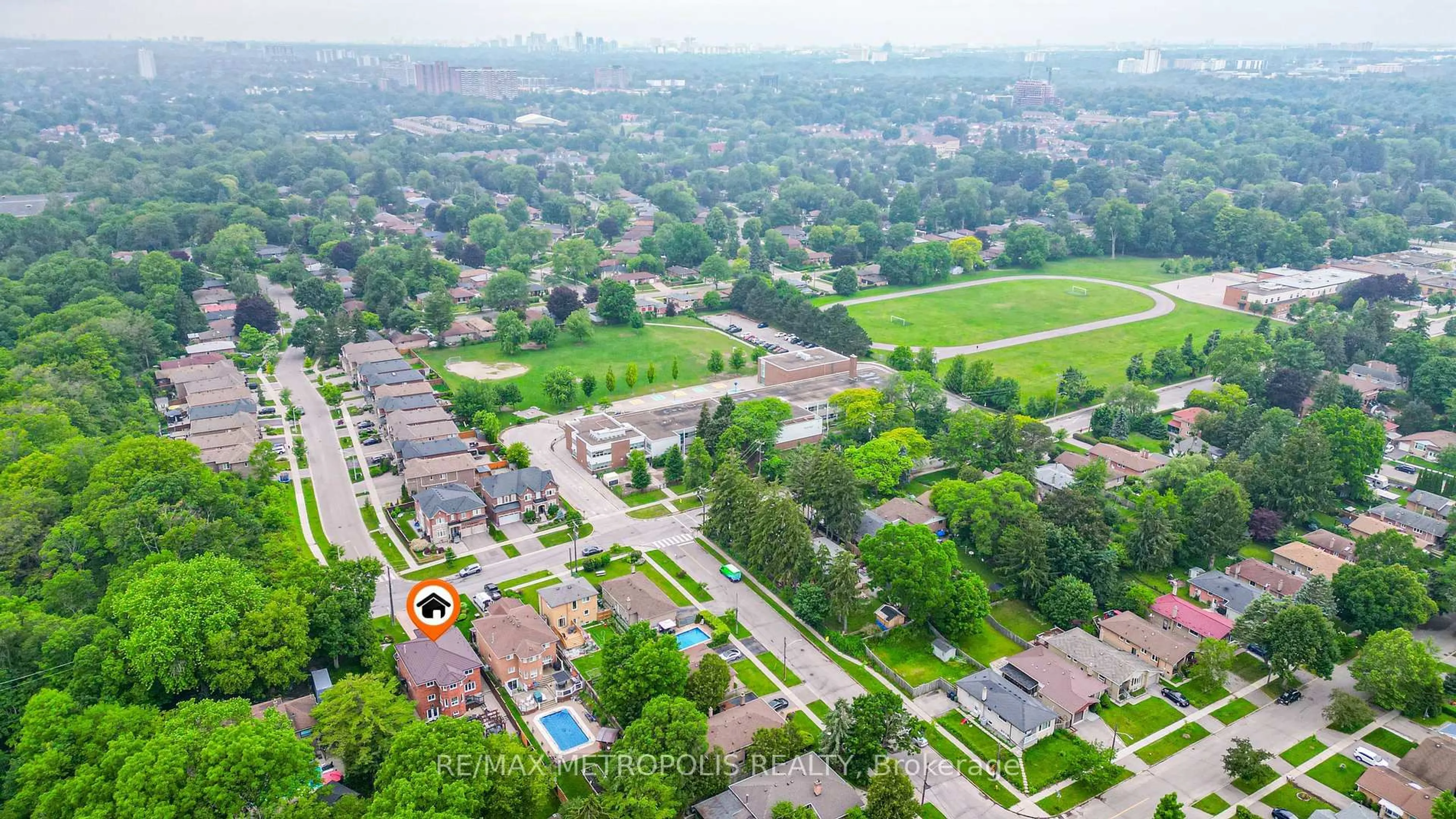 A pic from outside/outdoor area/front of a property/back of a property/a pic from drone, city buildings view from balcony for 37 Bennett Rd, Toronto Ontario M1E 3Y1