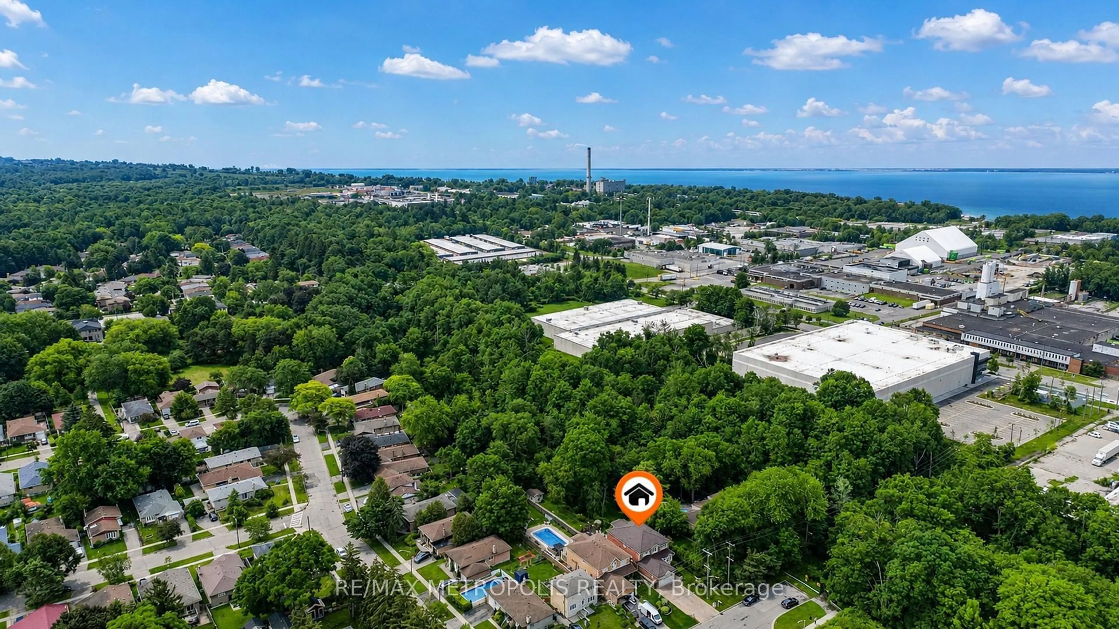 A pic from outside/outdoor area/front of a property/back of a property/a pic from drone, city buildings view from balcony for 37 Bennett Rd, Toronto Ontario M1E 3Y1