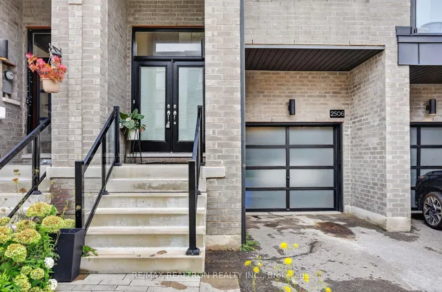 2506 Castlegate Crossing Dr, Pickering
