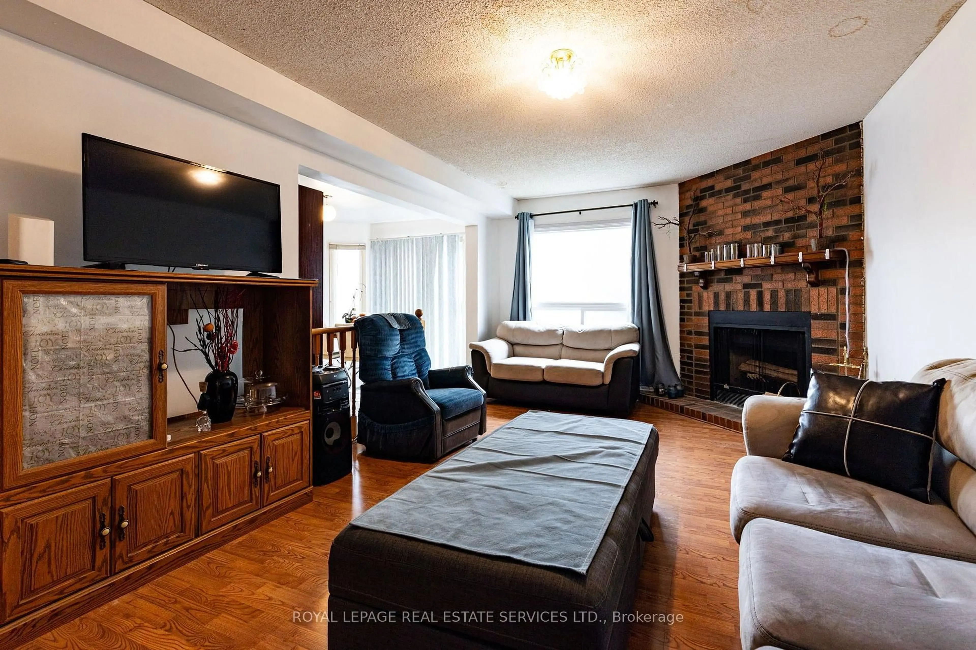 Living room with furniture, wood/laminate floor for 97 Morningview Tr, Toronto Ontario M1B 5B2