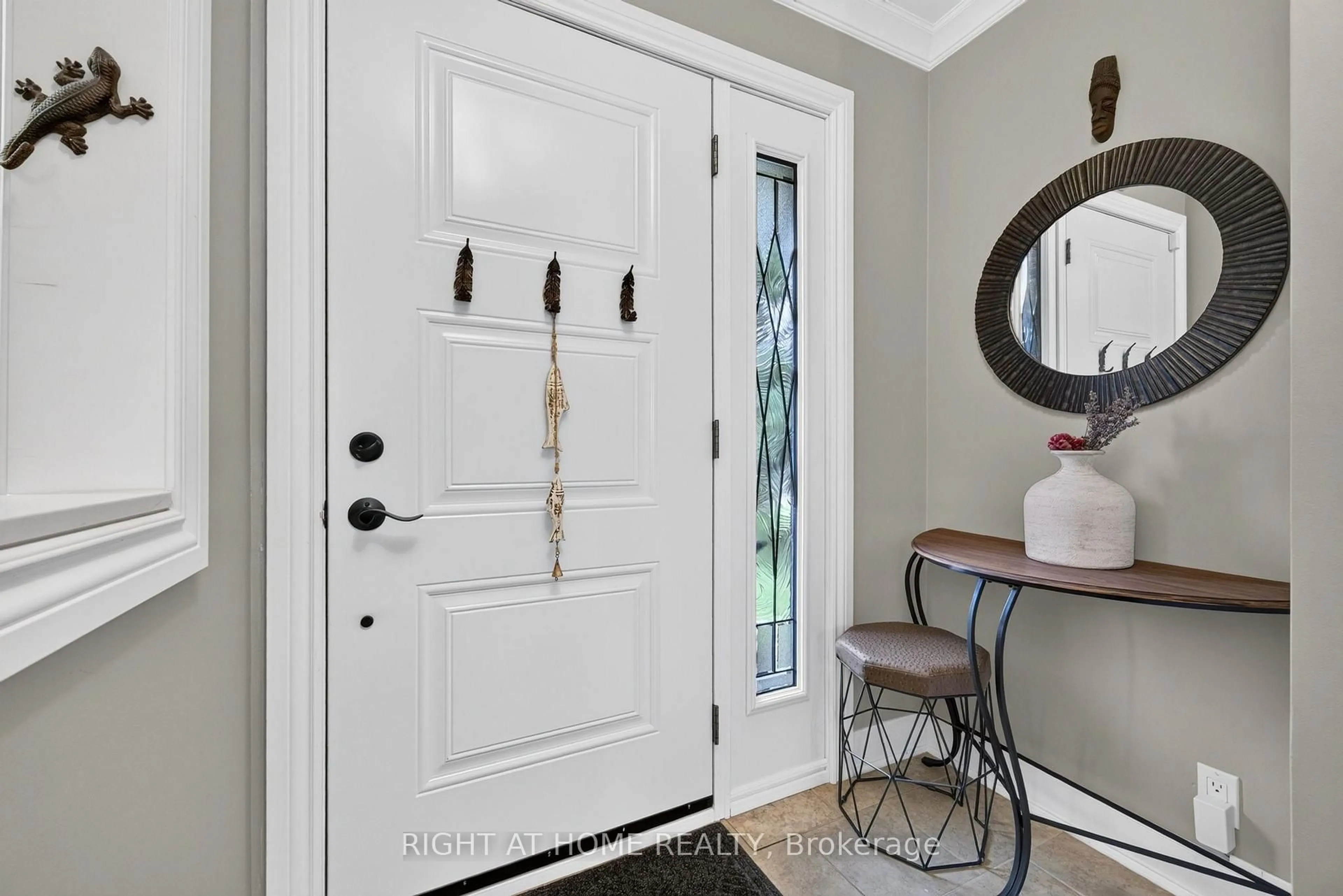 Indoor entryway for 937 Chevrolet St, Oshawa Ontario L1G 4H7