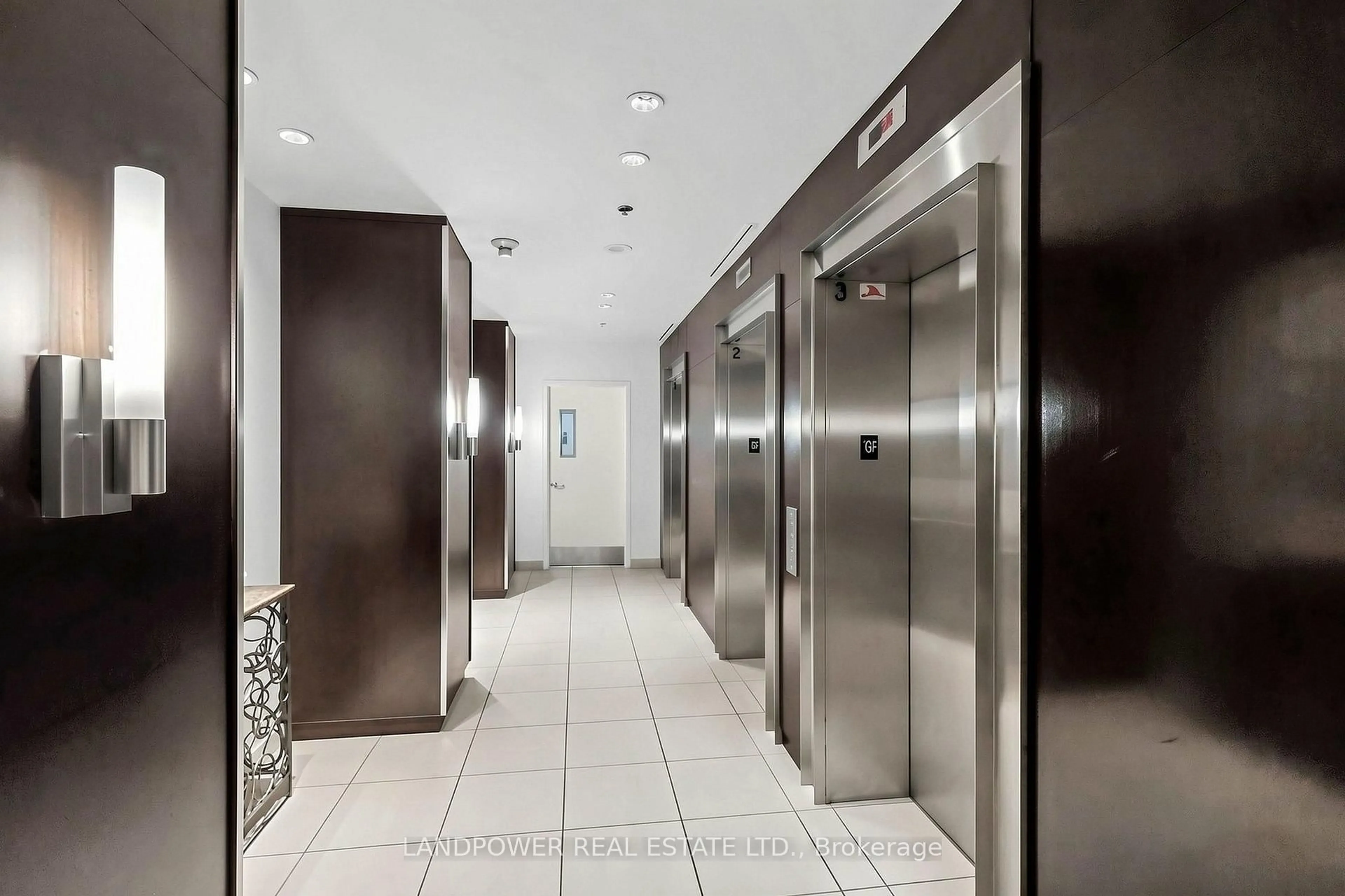 Indoor foyer for 36 Lee Centre Dr #1801, Toronto Ontario M1H 3K2