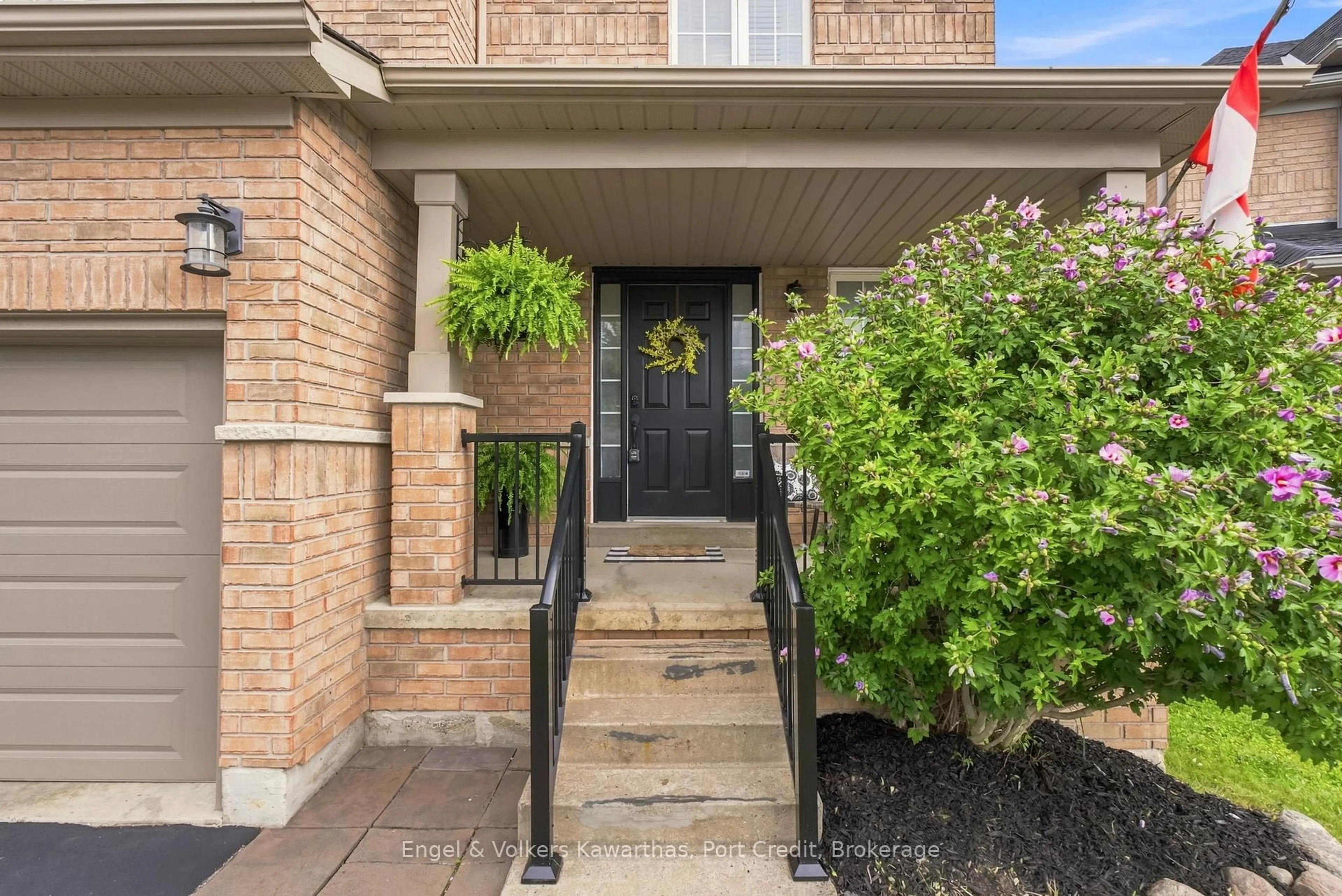 Indoor entryway for 71 Beckett Cres, Clarington Ontario L1E 3J4