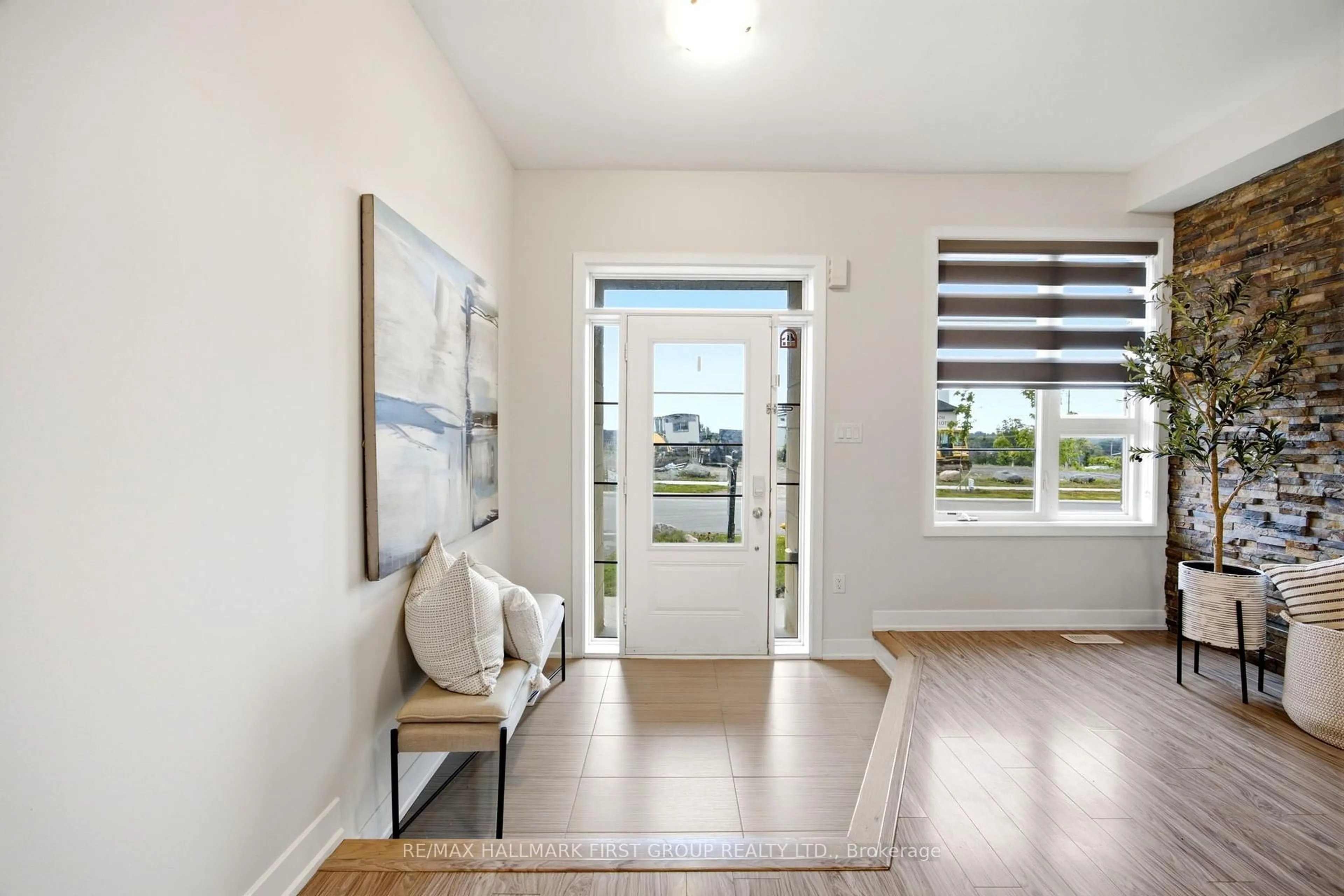 Indoor entryway for 142 Vanier St, Whitby Ontario L1R 3J8