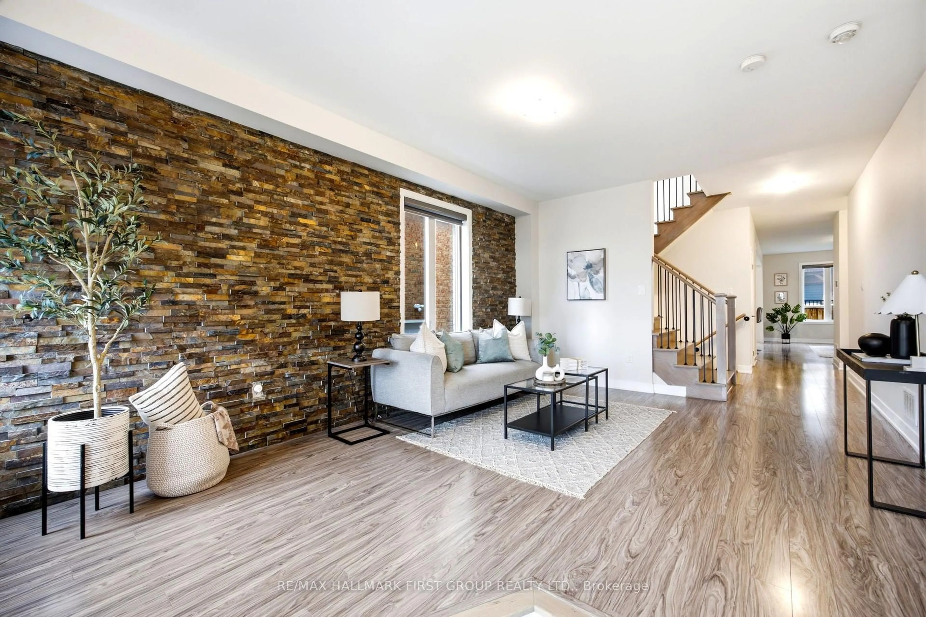 Indoor entryway for 142 Vanier St, Whitby Ontario L1R 3J8
