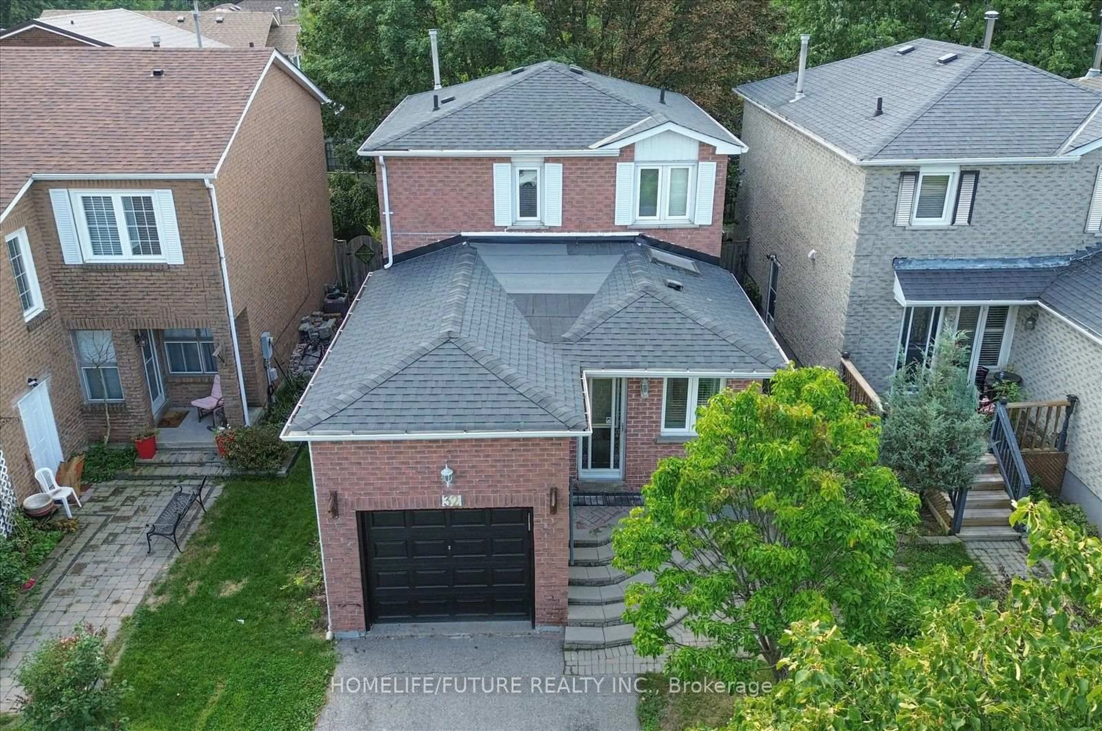A pic from outside/outdoor area/front of a property/back of a property/a pic from drone, street for 32 Marshall Cres, Ajax Ontario L1T 2N5