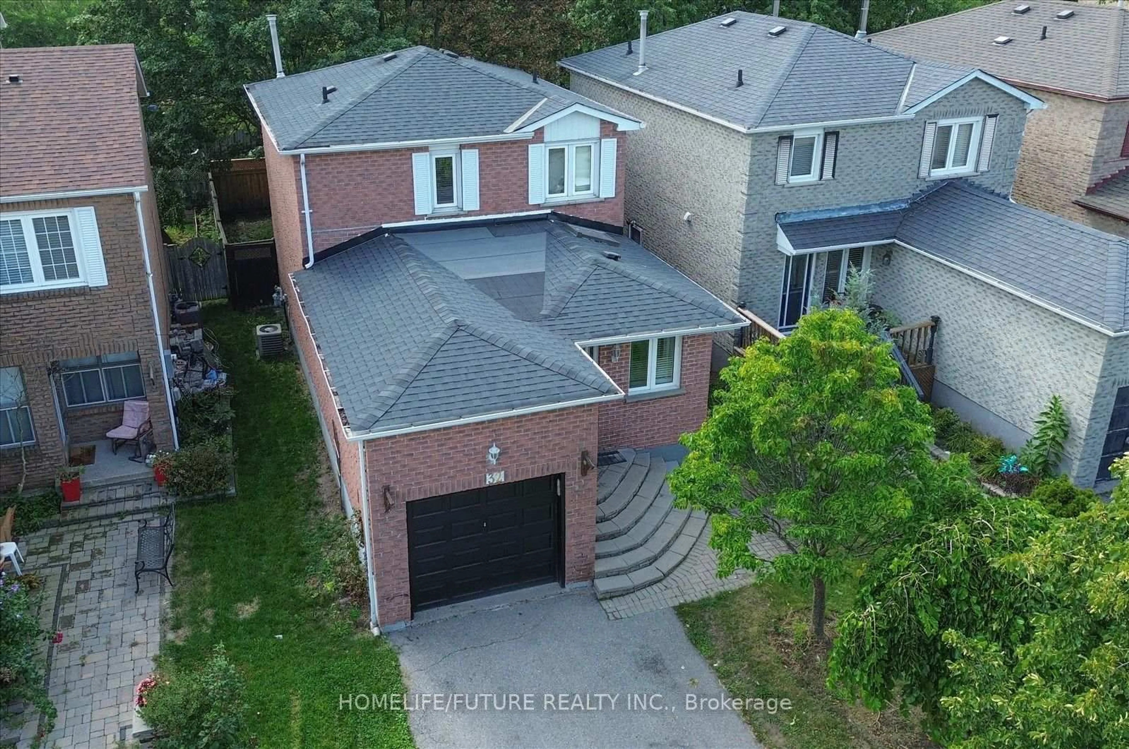 A pic from outside/outdoor area/front of a property/back of a property/a pic from drone, street for 32 Marshall Cres, Ajax Ontario L1T 2N5