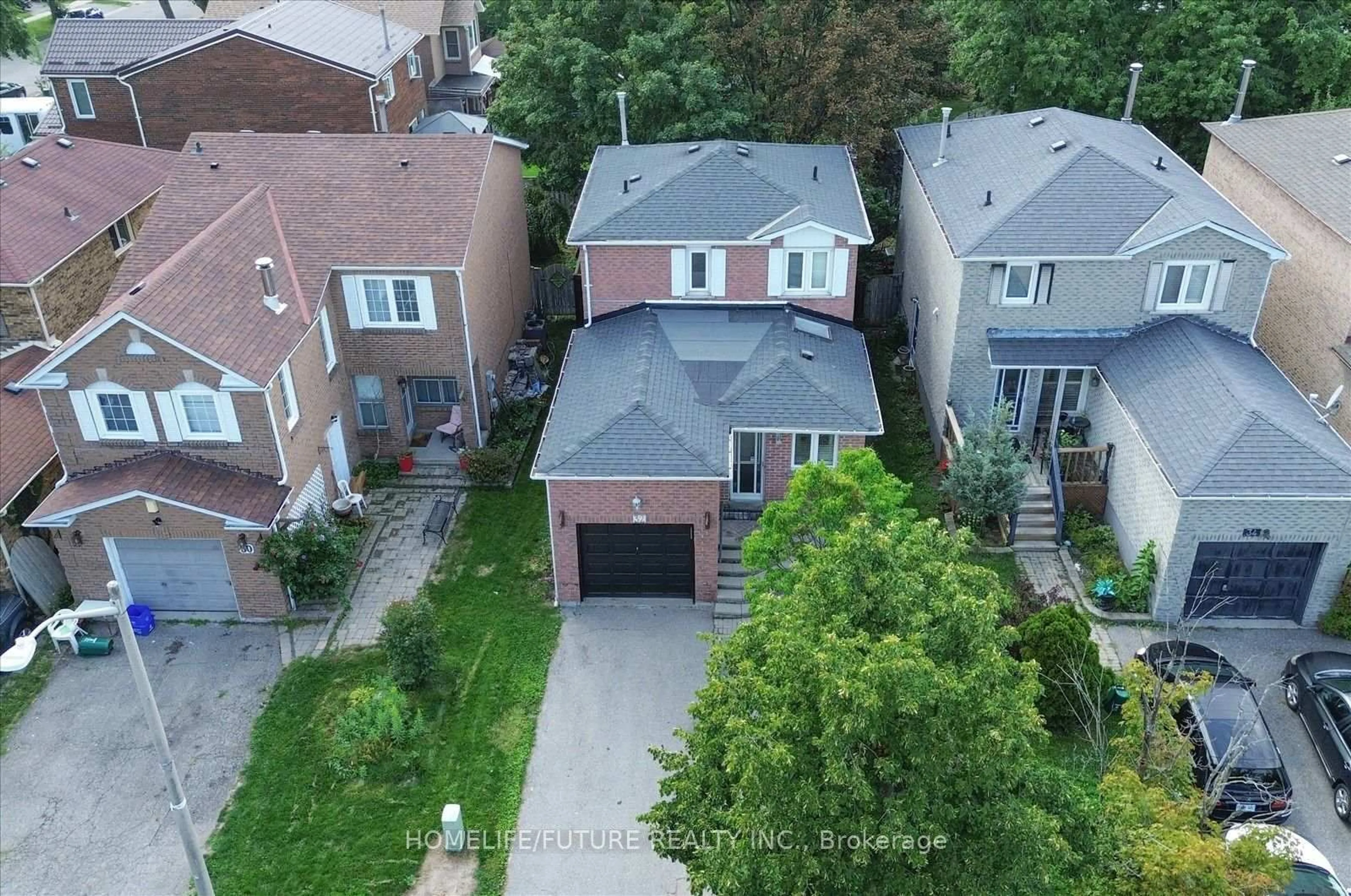 A pic from outside/outdoor area/front of a property/back of a property/a pic from drone, street for 32 Marshall Cres, Ajax Ontario L1T 2N5