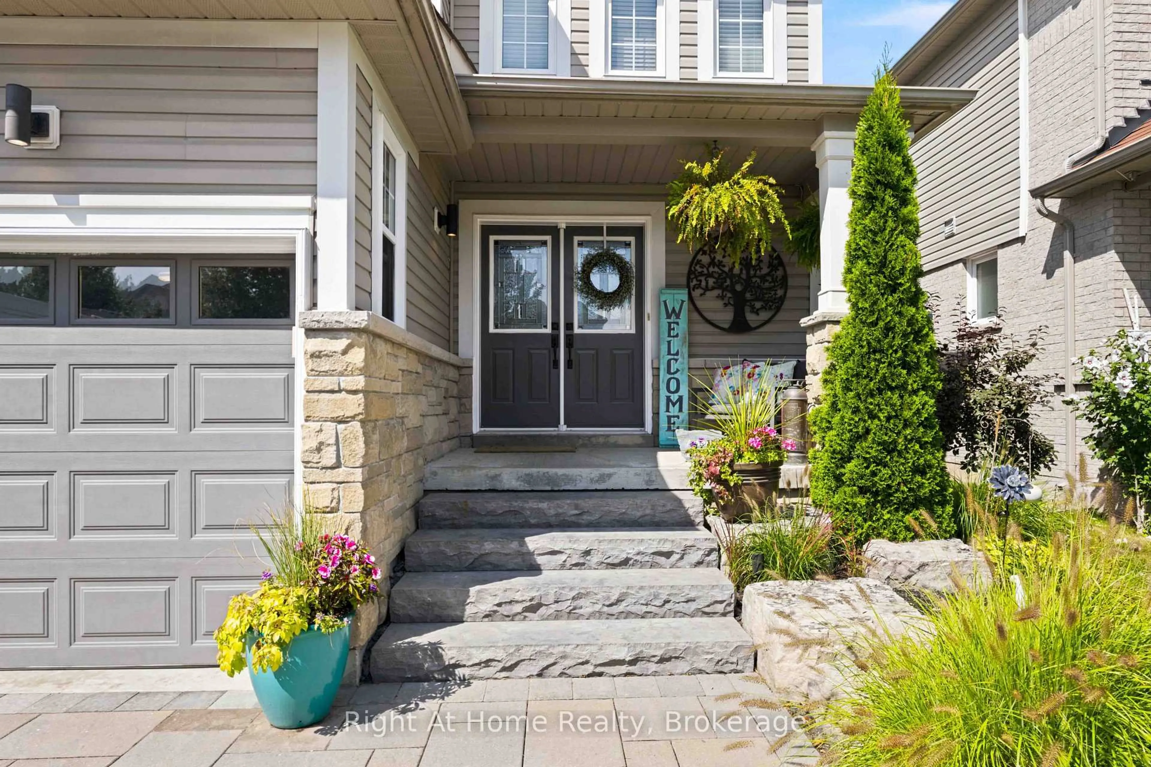 Indoor entryway for 149 Dadson Dr, Clarington Ontario L1C 5M7
