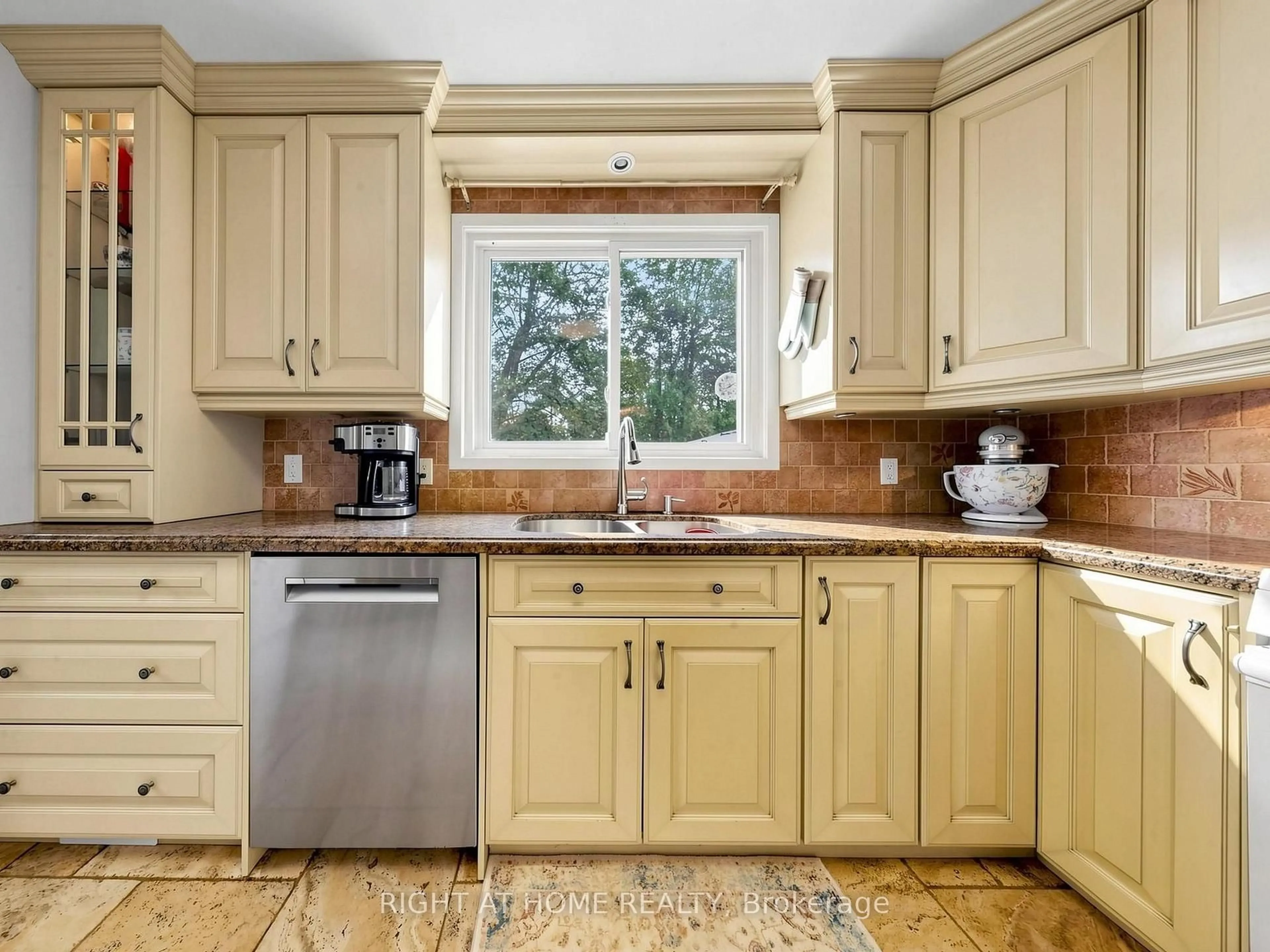 Standard kitchen, ceramic/tile floor for 479 Bernhard Cres, Oshawa Ontario L1G 2B7