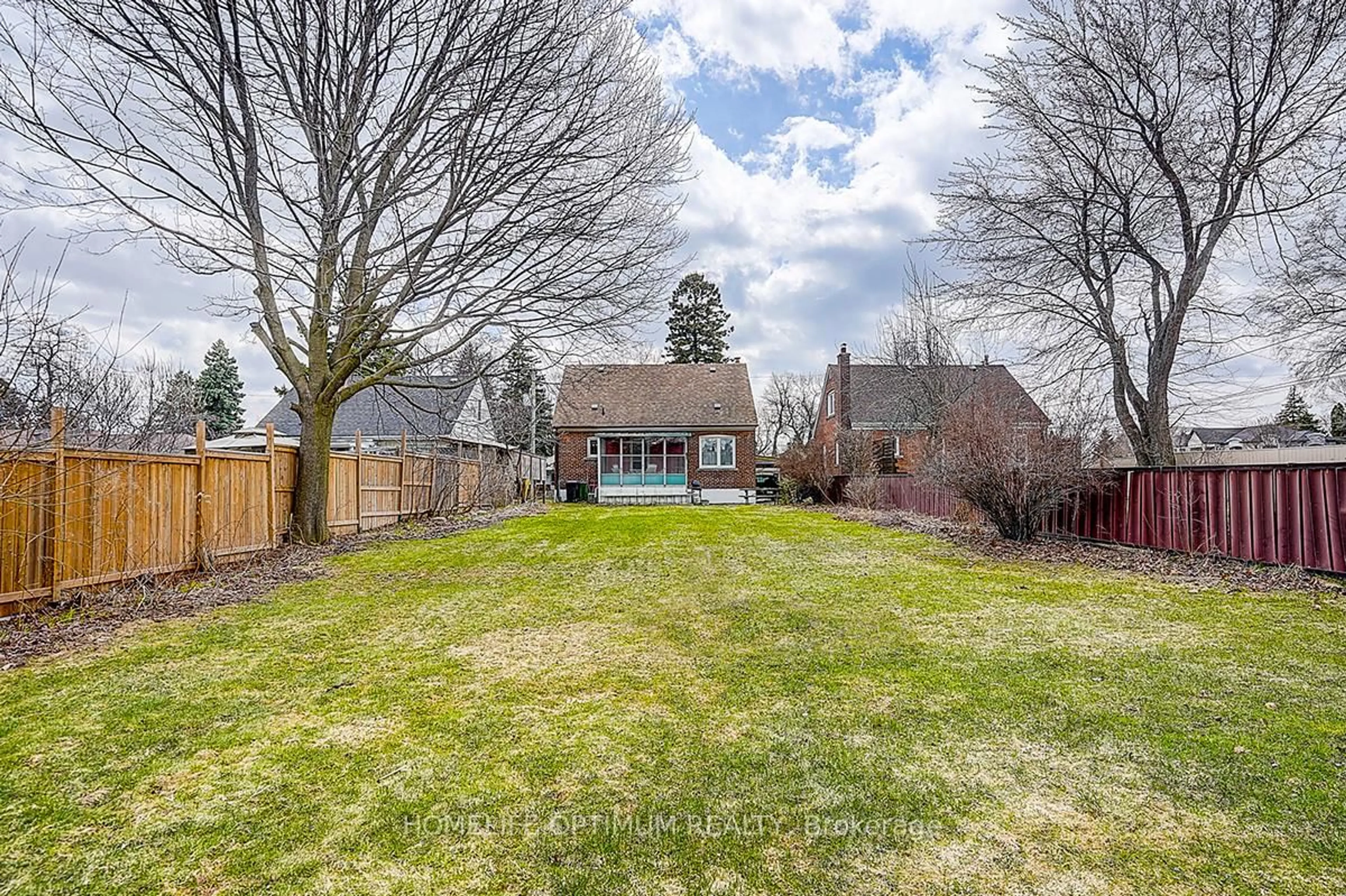 A pic from outside/outdoor area/front of a property/back of a property/a pic from drone, street for 16 Ayre Point Rd, Toronto Ontario M1M 1G5