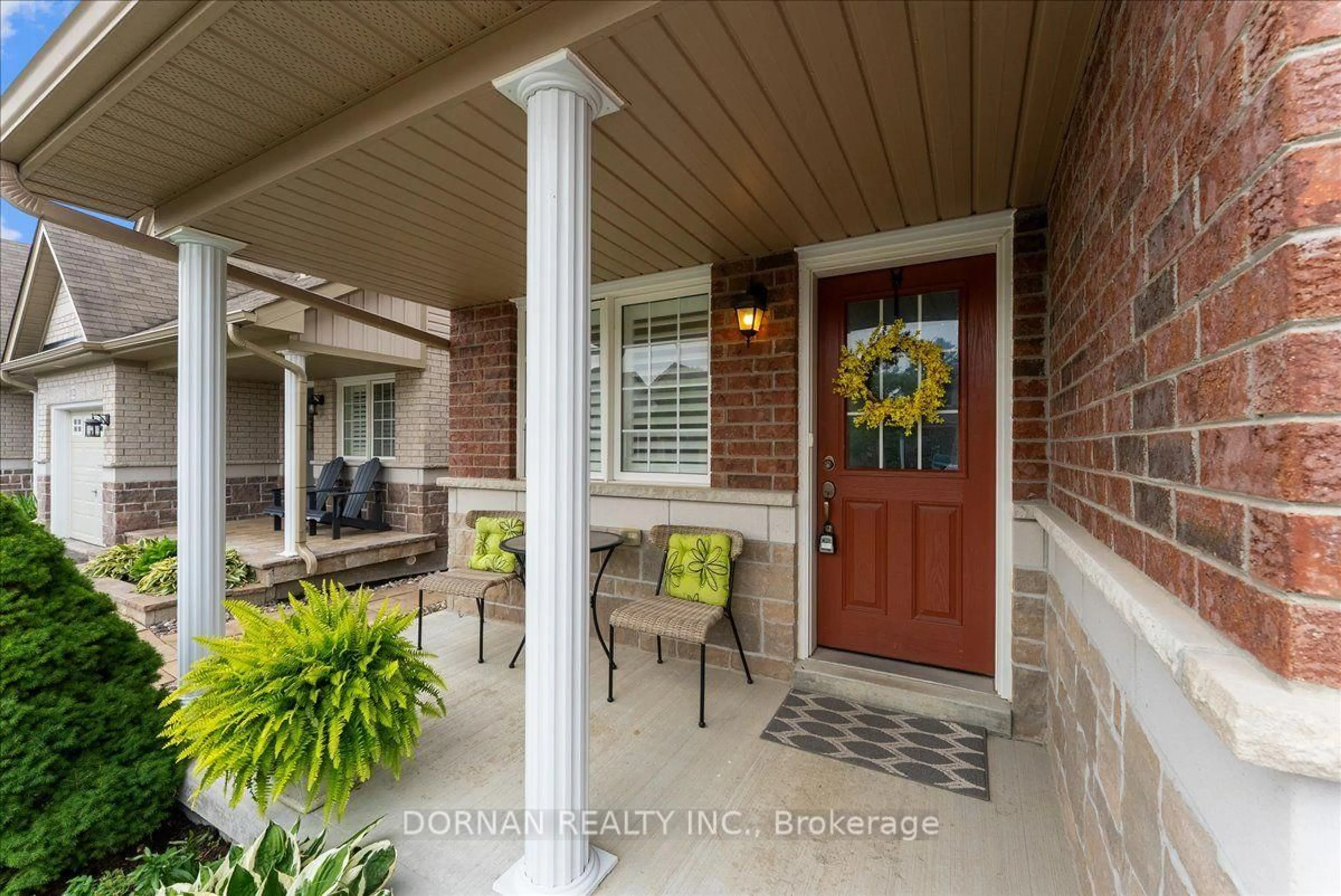 Indoor entryway for 116 Mallory St, Clarington Ontario L1E 2B4