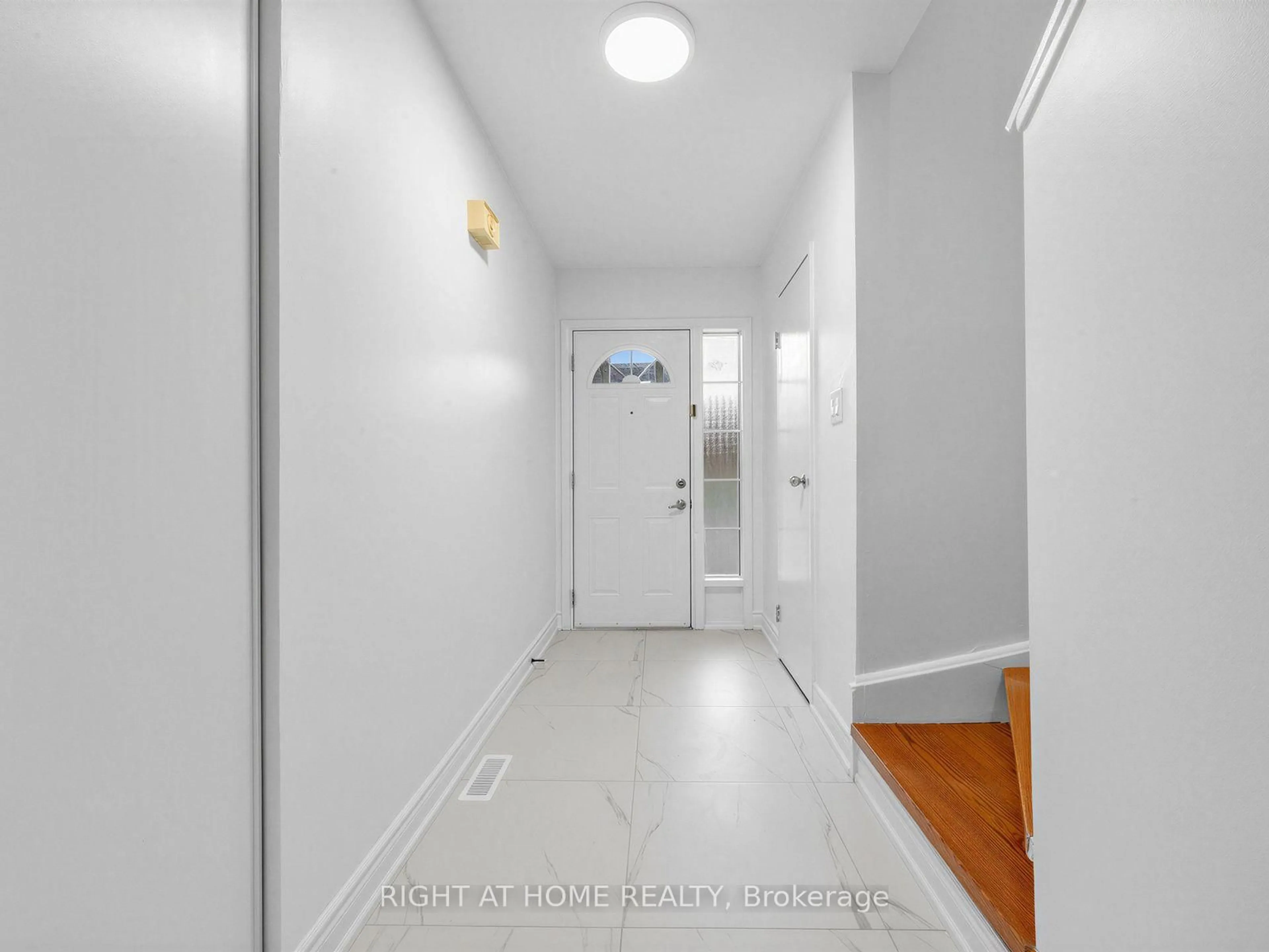 Indoor entryway for 336 Sprucewood Crt, Toronto Ontario M1W 1R1