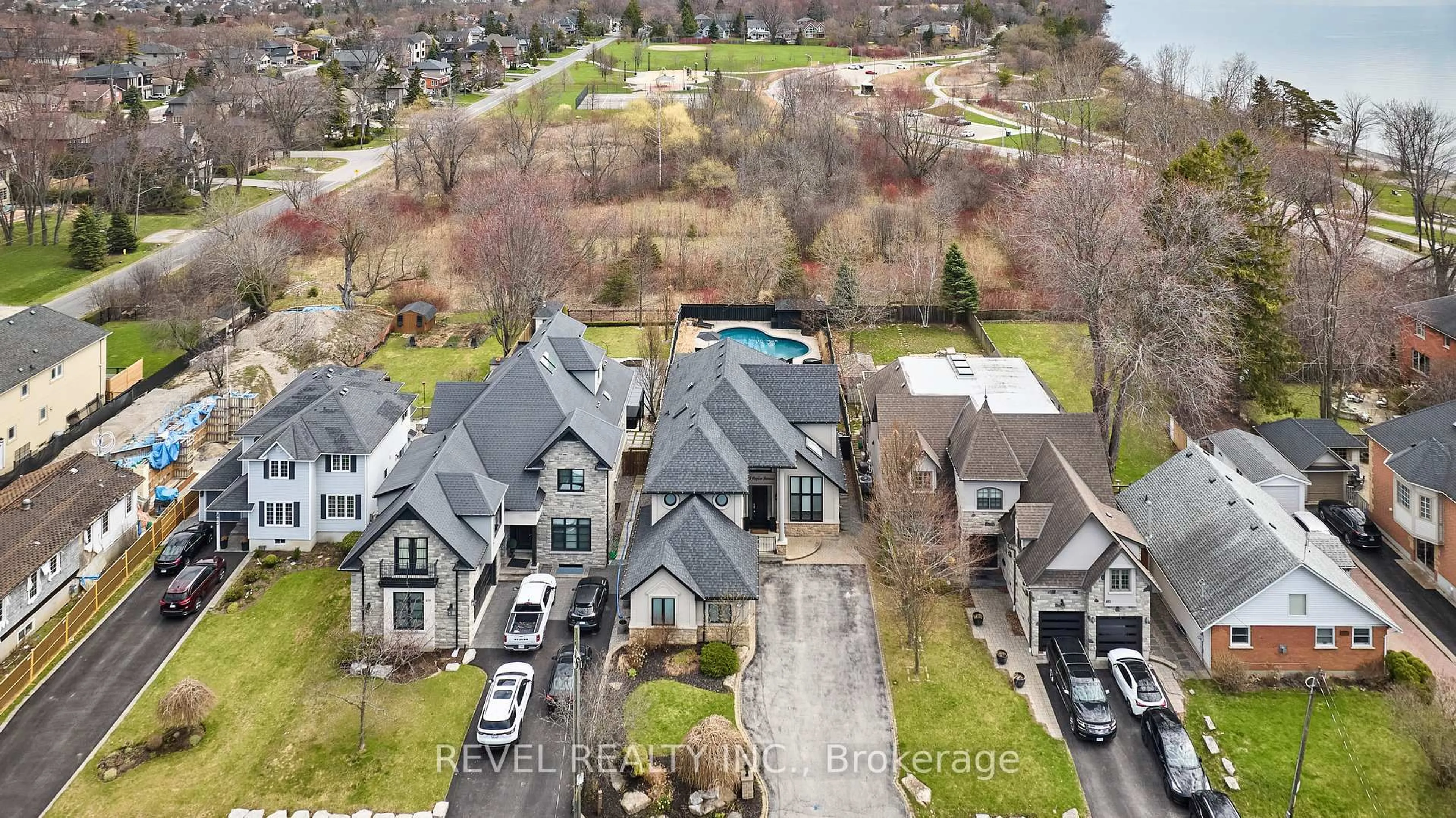 A pic from outside/outdoor area/front of a property/back of a property/a pic from drone, street for 475 Poplar Ave, Ajax Ontario L1S 1E7