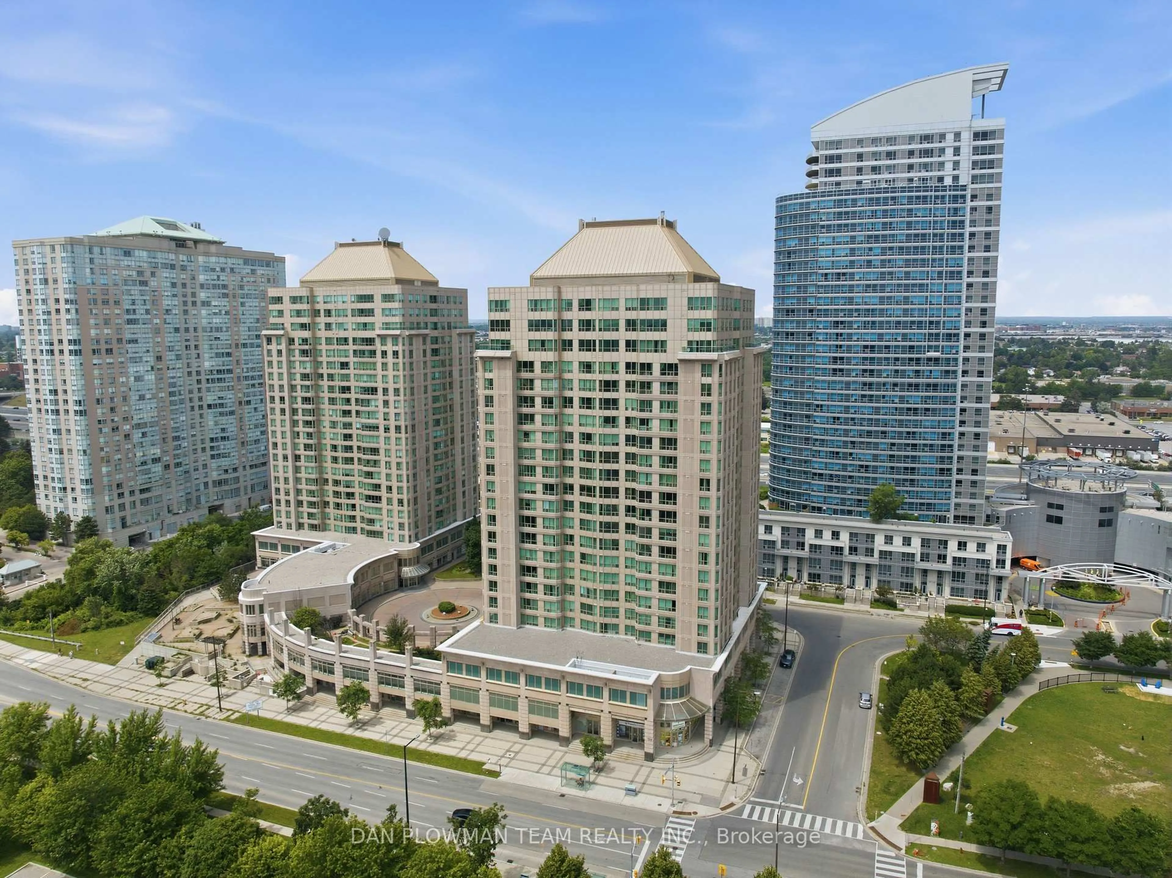 A pic from outside/outdoor area/front of a property/back of a property/a pic from drone, city buildings view from balcony for 8 Lee Centre Dr #913, Toronto Ontario M1H 3H8