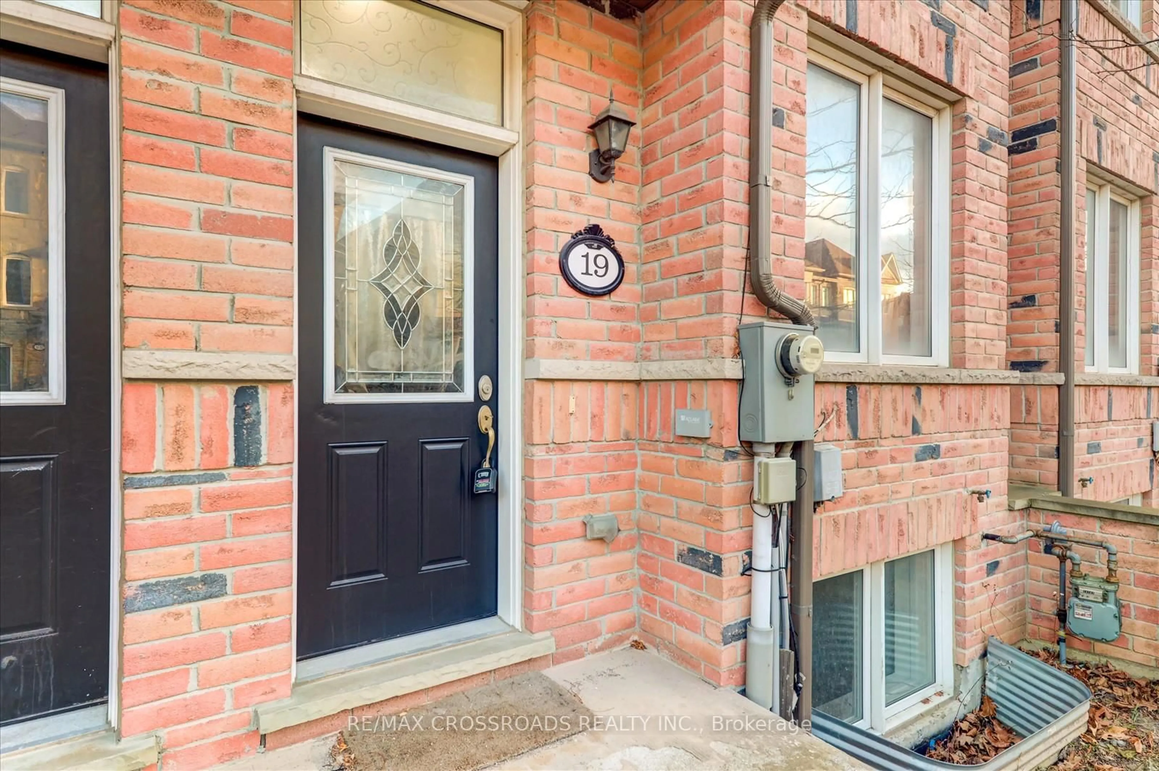 Indoor entryway for 19 Kawneer Terr, Toronto Ontario M1P 0C3