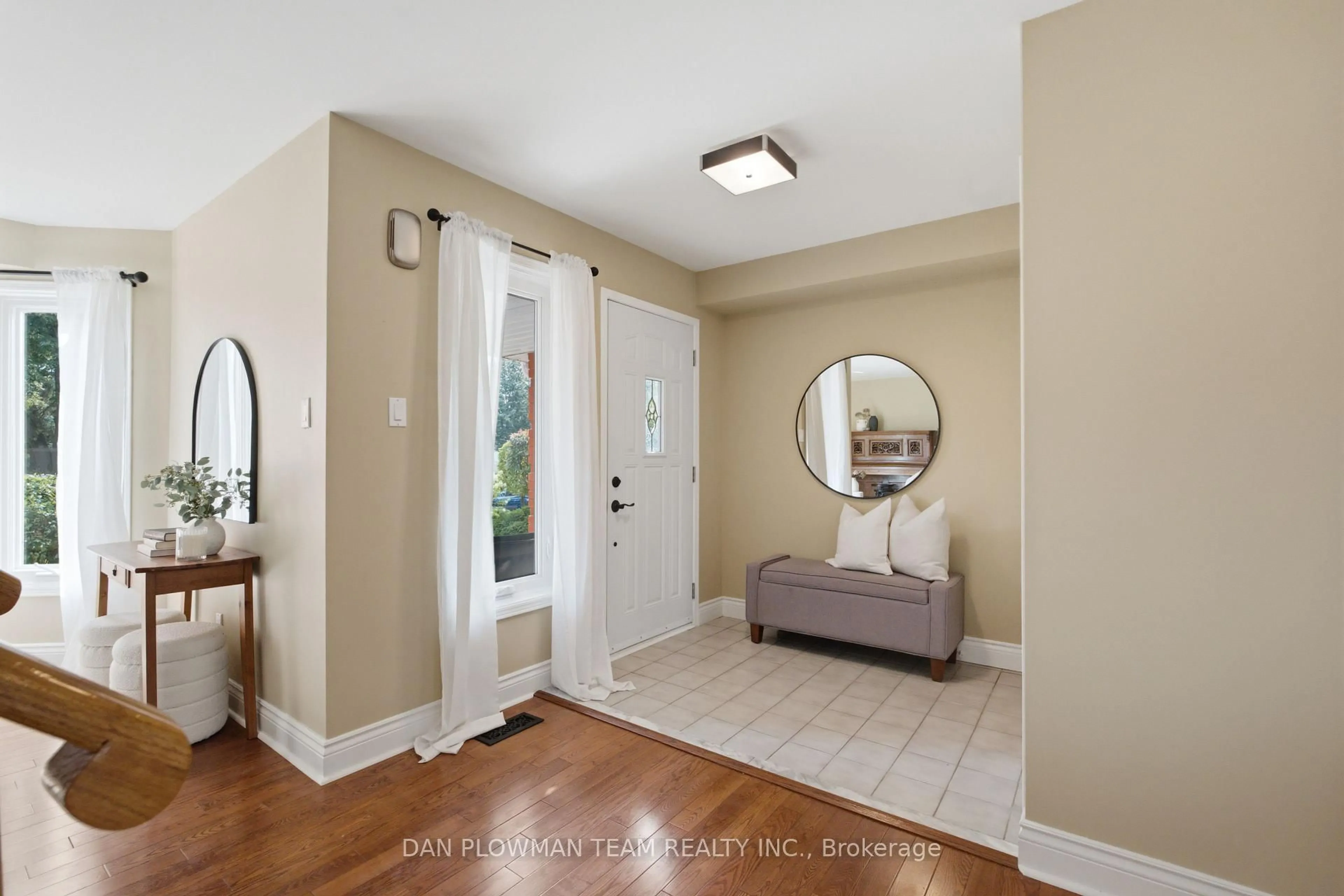 Indoor entryway for 6 Saddlebrook Crt, Clarington Ontario L1E 2C5