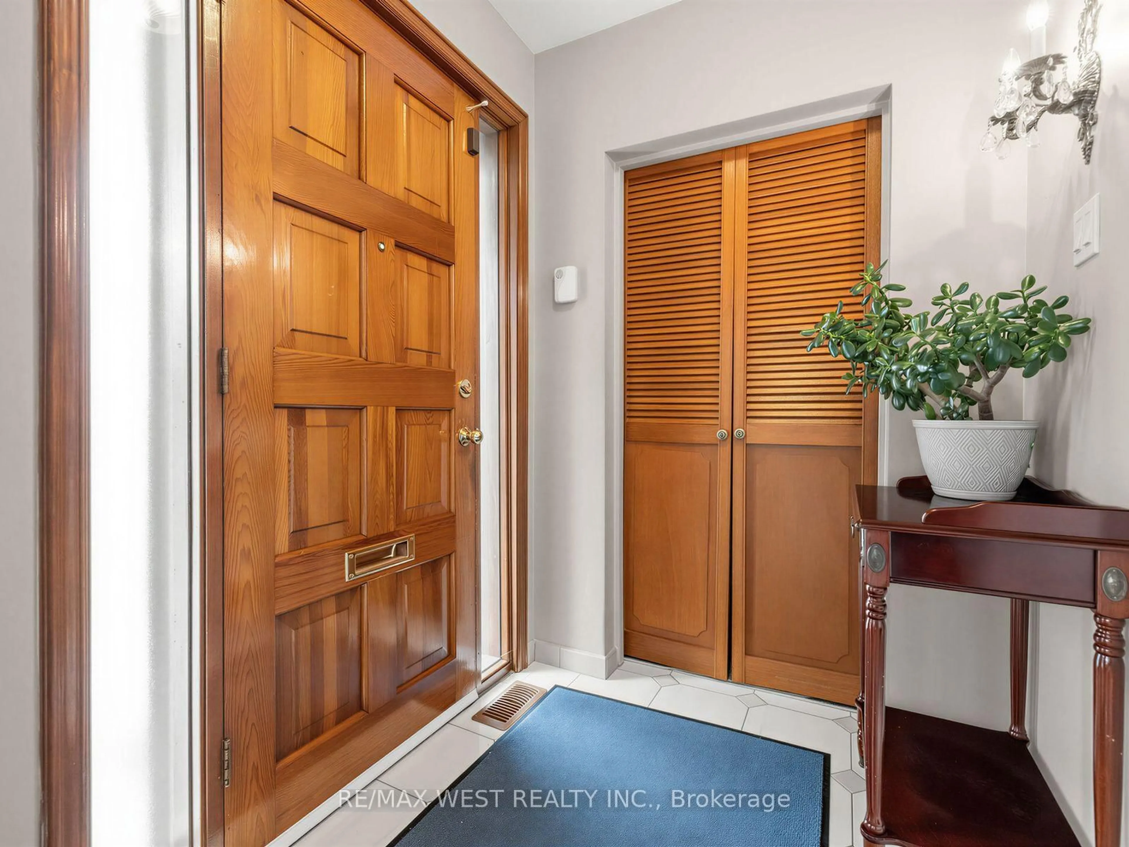 Indoor entryway for 407 Brimorton Dr, Toronto Ontario M1H 2E4