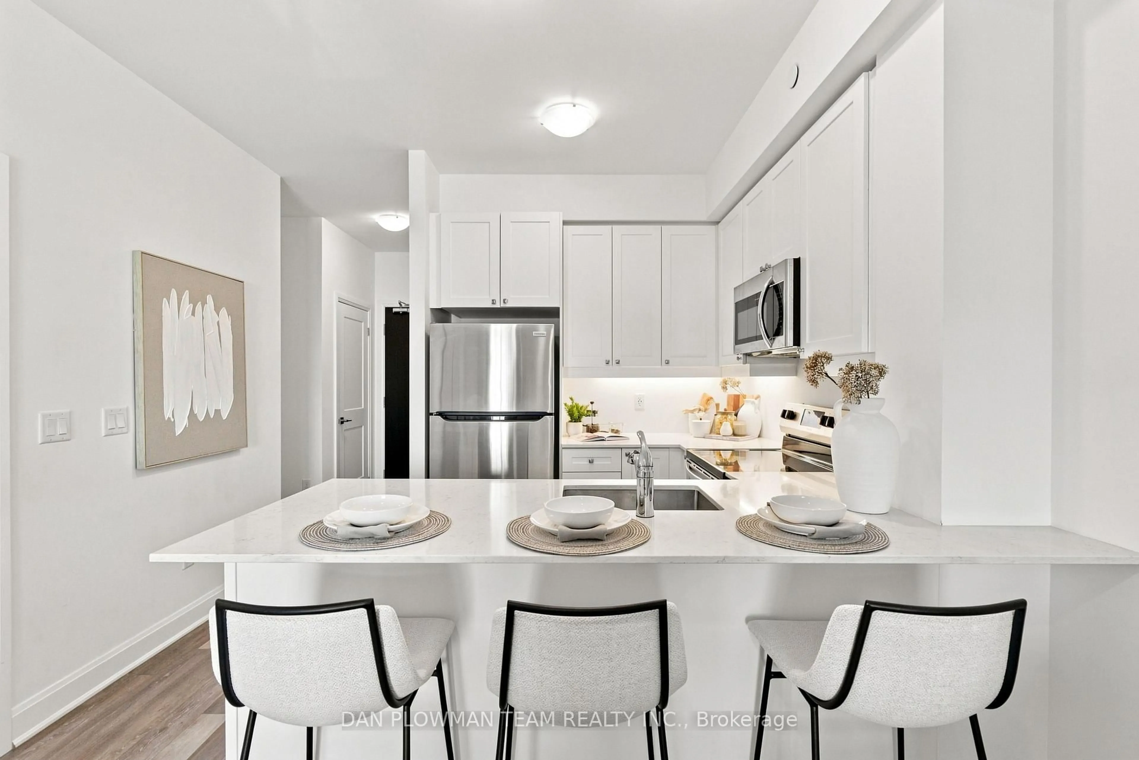 Open concept kitchen, ceramic/tile floor for 50 Lakebreeze Dr #424, Clarington Ontario L1B 0V9