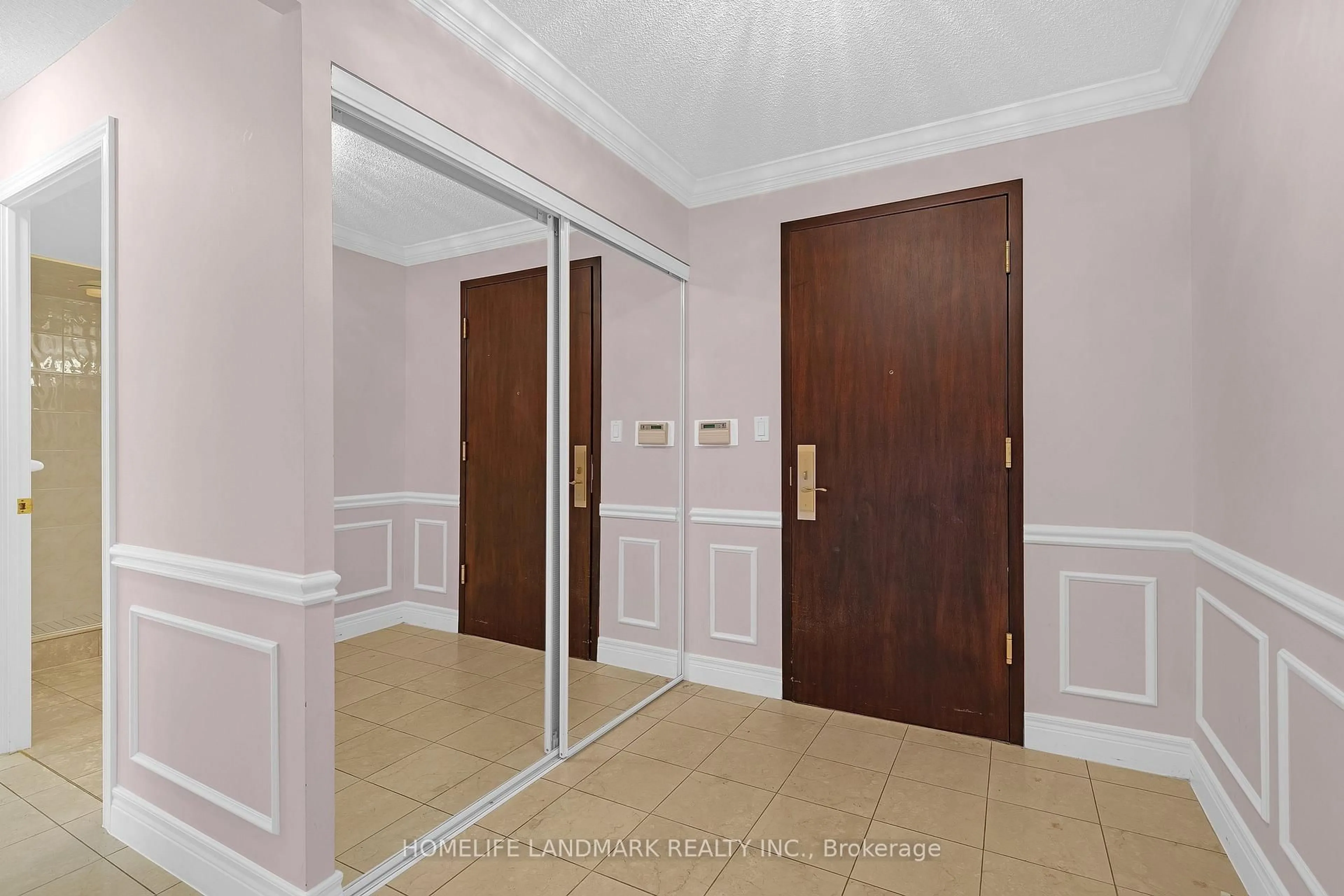 Indoor foyer for 138 Bonis Ave #320, Toronto Ontario M1T 3V9