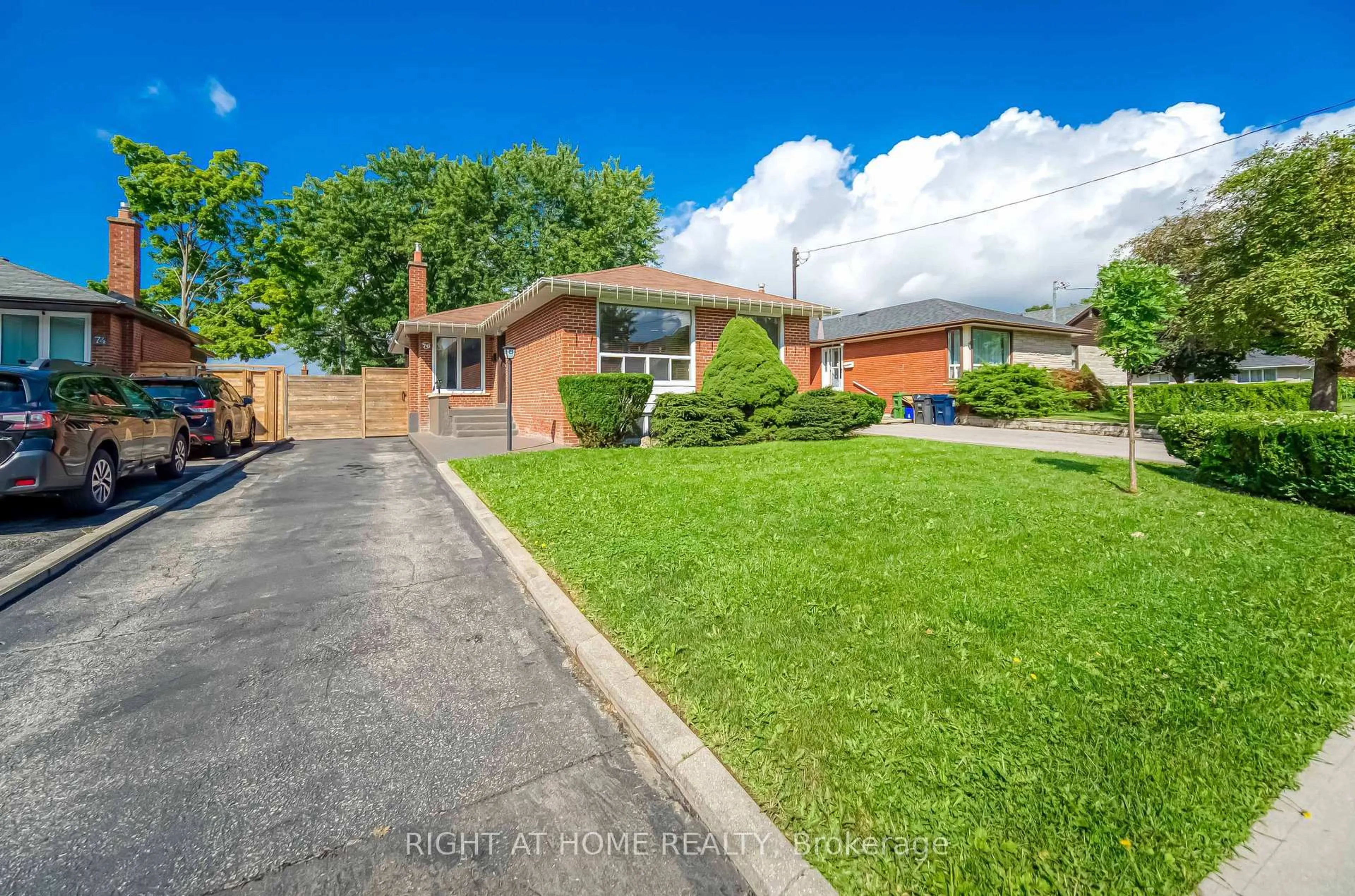 A pic from outside/outdoor area/front of a property/back of a property/a pic from drone, street for 76 Wishing Well Dr, Toronto Ontario M1T 1J3