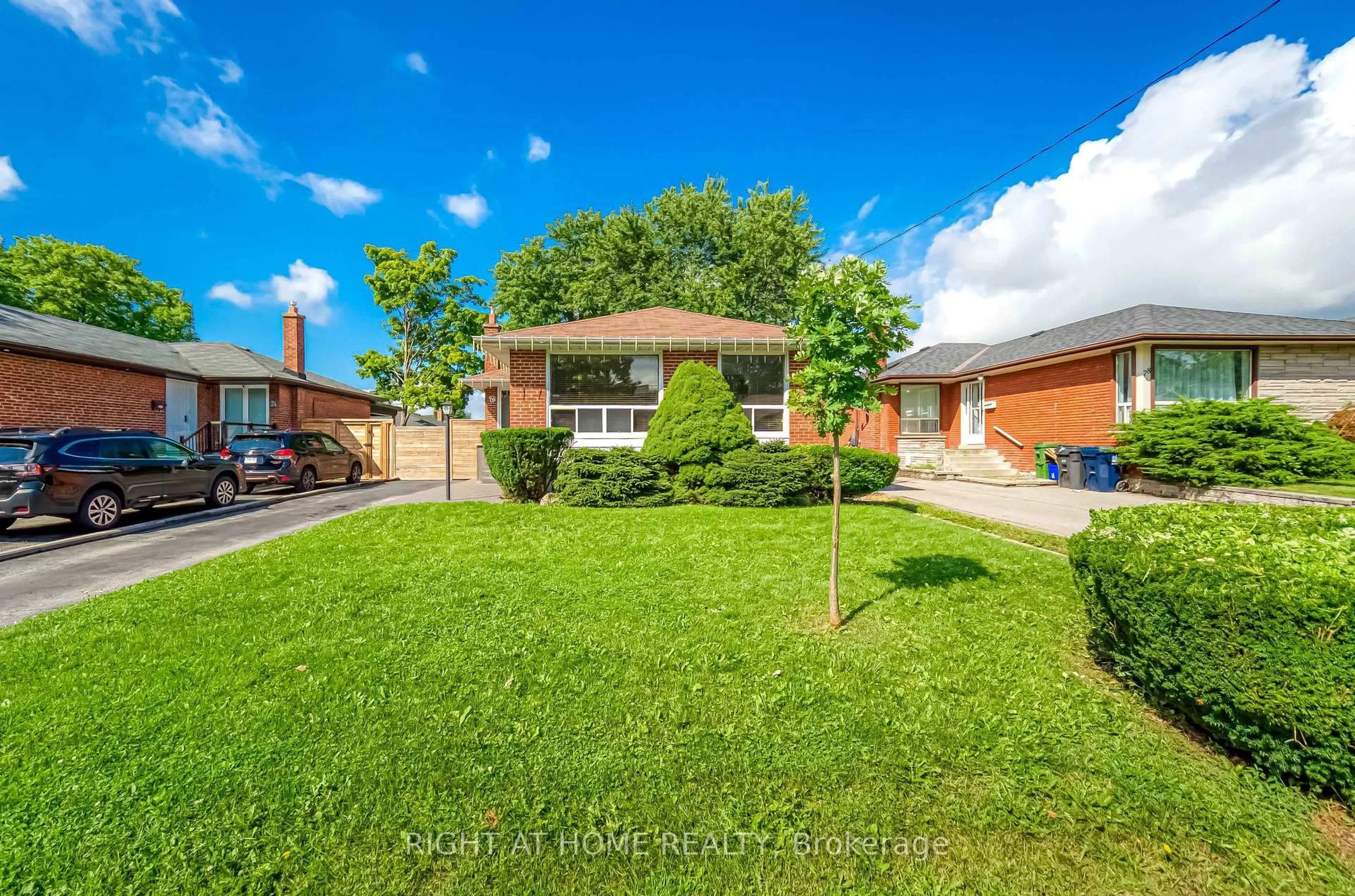 A pic from outside/outdoor area/front of a property/back of a property/a pic from drone, street for 76 Wishing Well Dr, Toronto Ontario M1T 1J3
