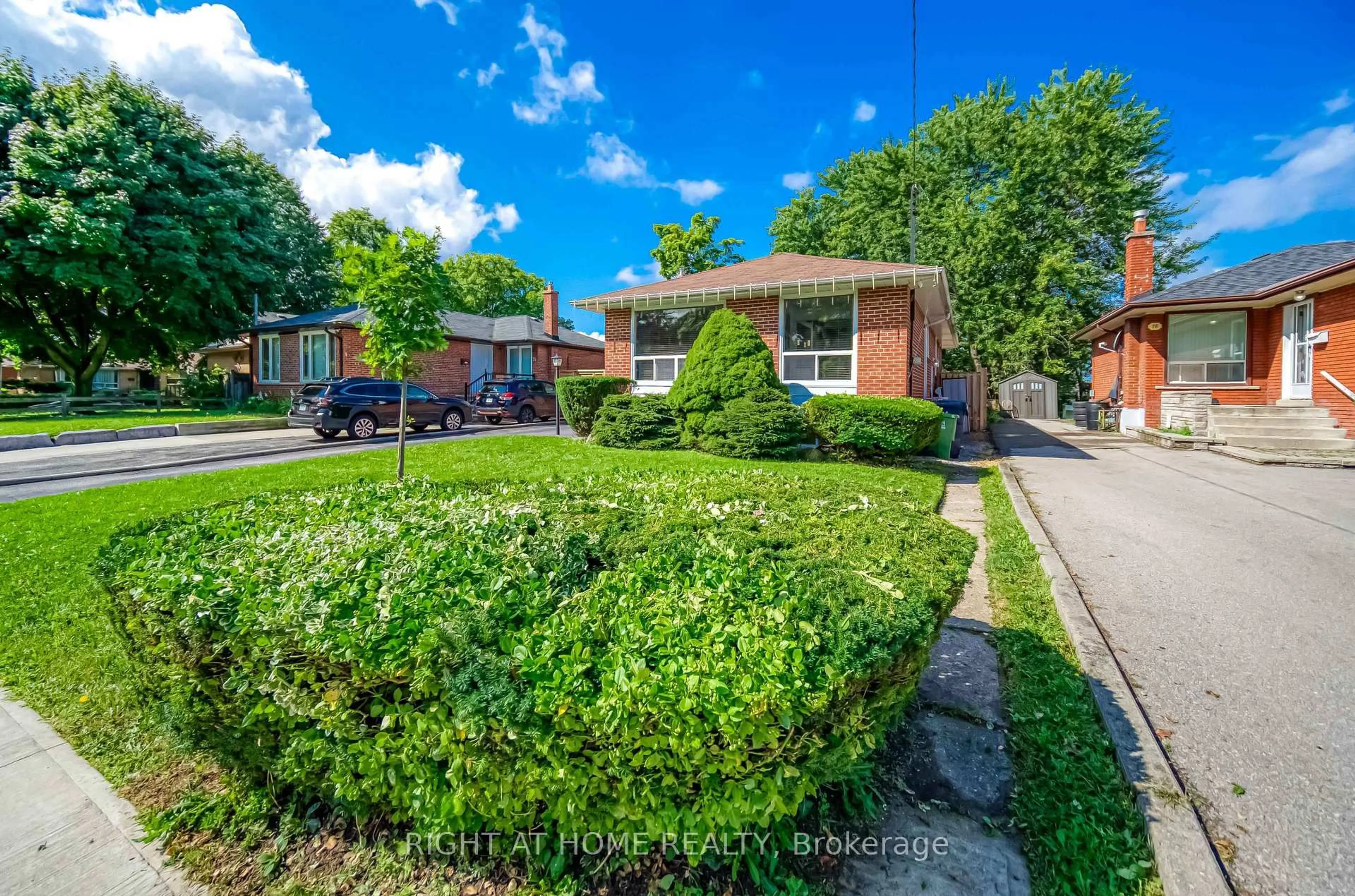 A pic from outside/outdoor area/front of a property/back of a property/a pic from drone, street for 76 Wishing Well Dr, Toronto Ontario M1T 1J3