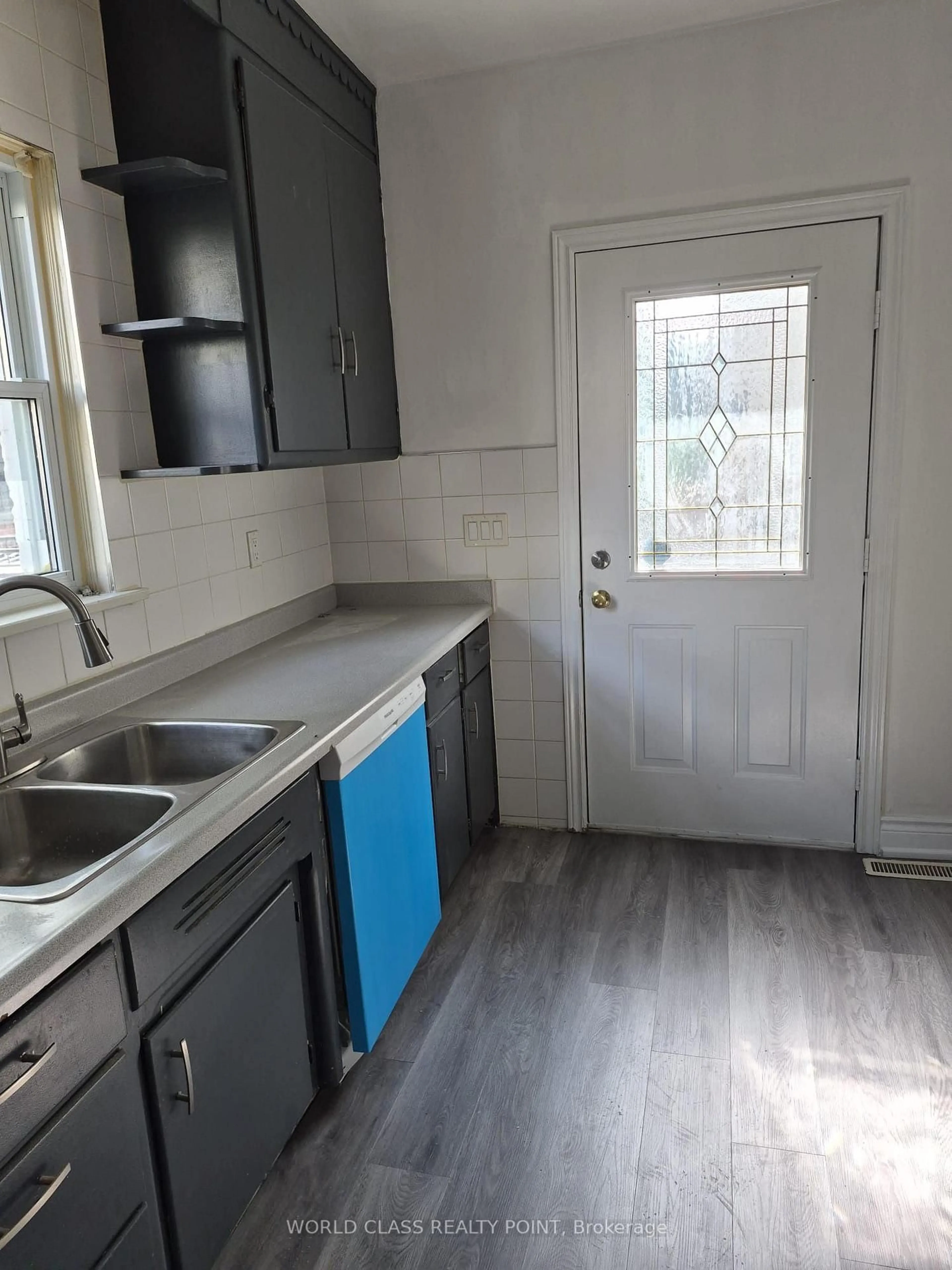 Standard kitchen, unknown for 13 Brock St, Oshawa Ontario L1G 1R8