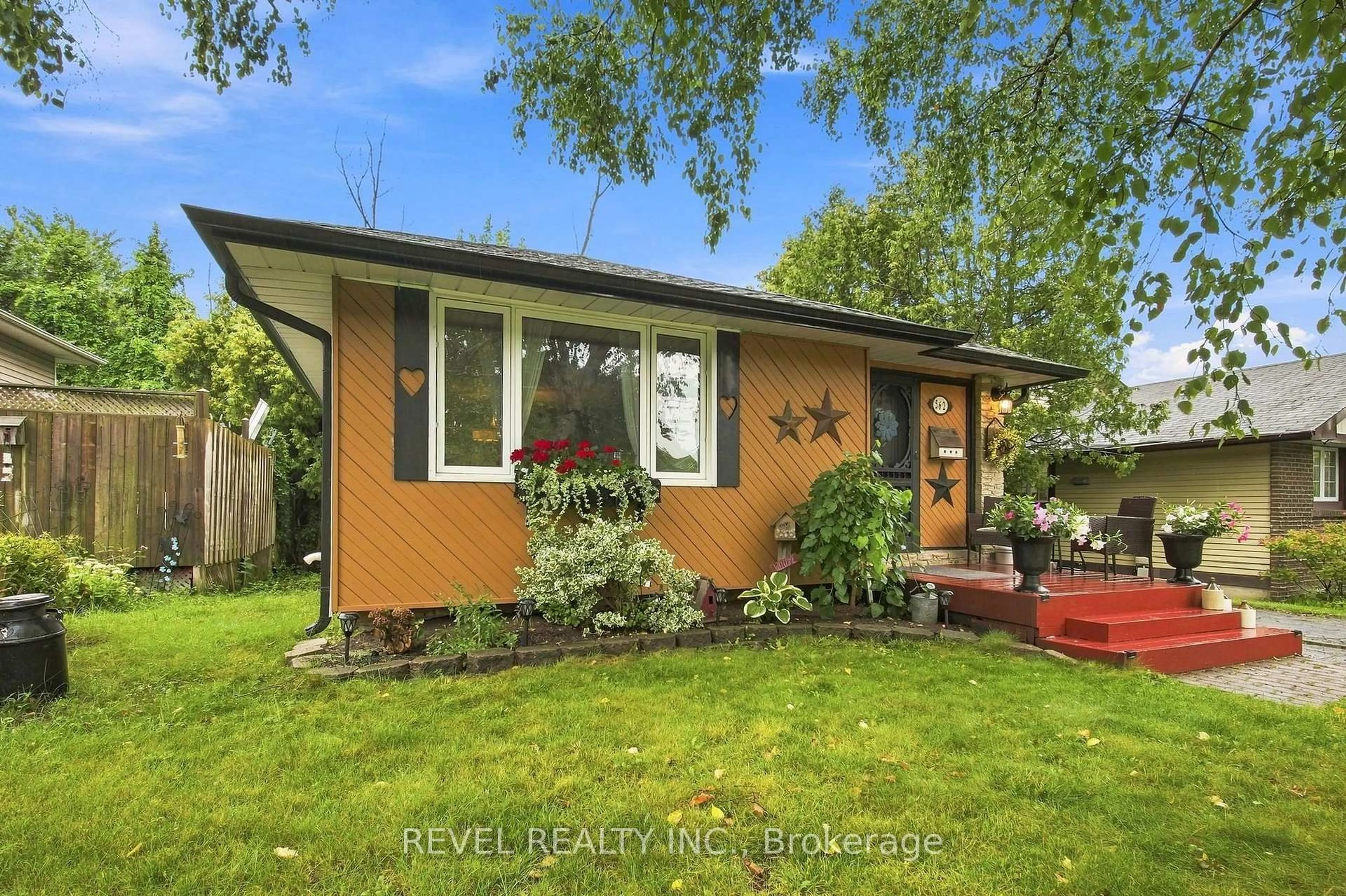 Home with brick exterior material, street for 562 Capilano Cres, Oshawa Ontario L1H 7V2