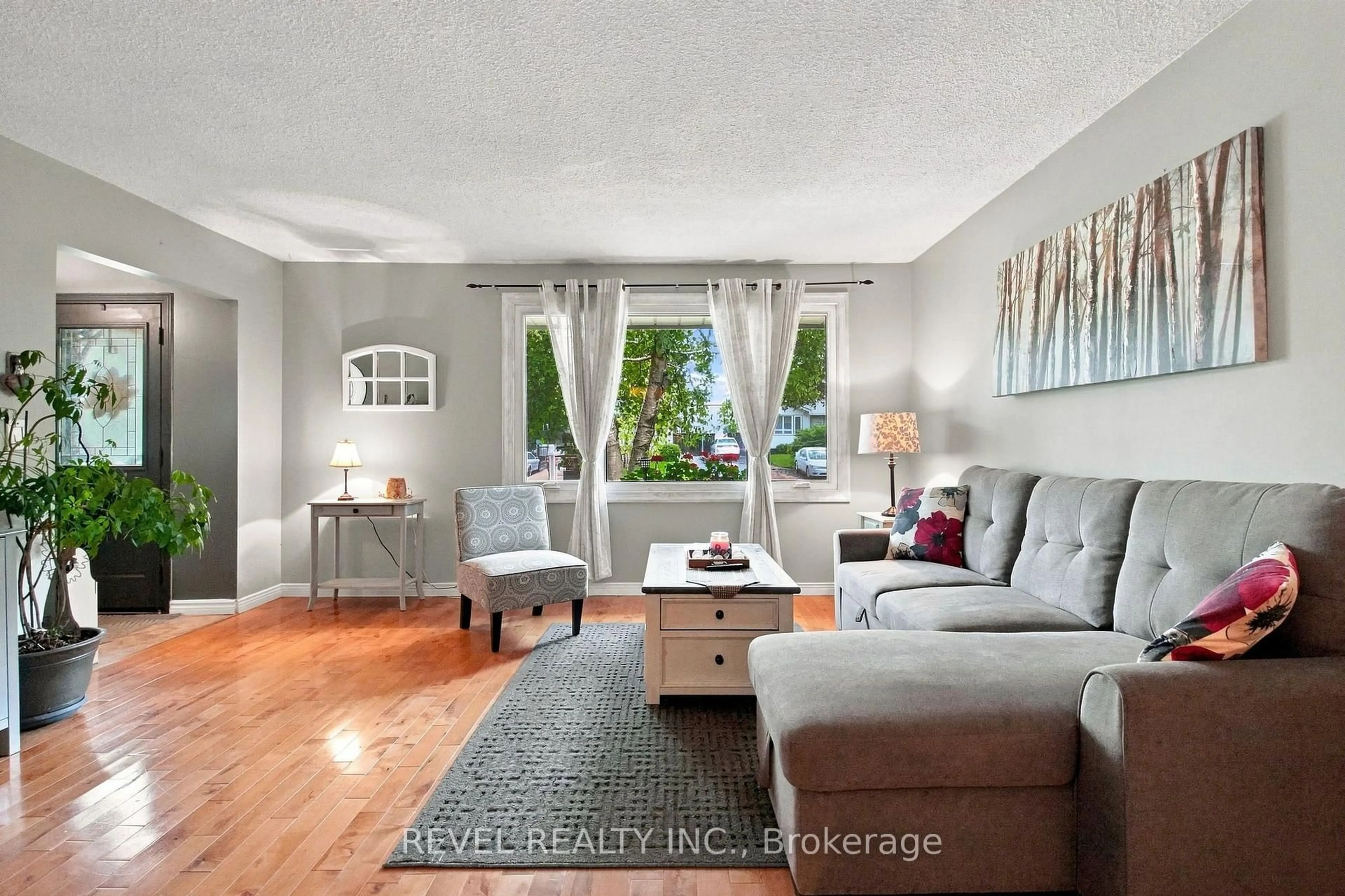 Living room with furniture, unknown for 562 Capilano Cres, Oshawa Ontario L1H 7V2