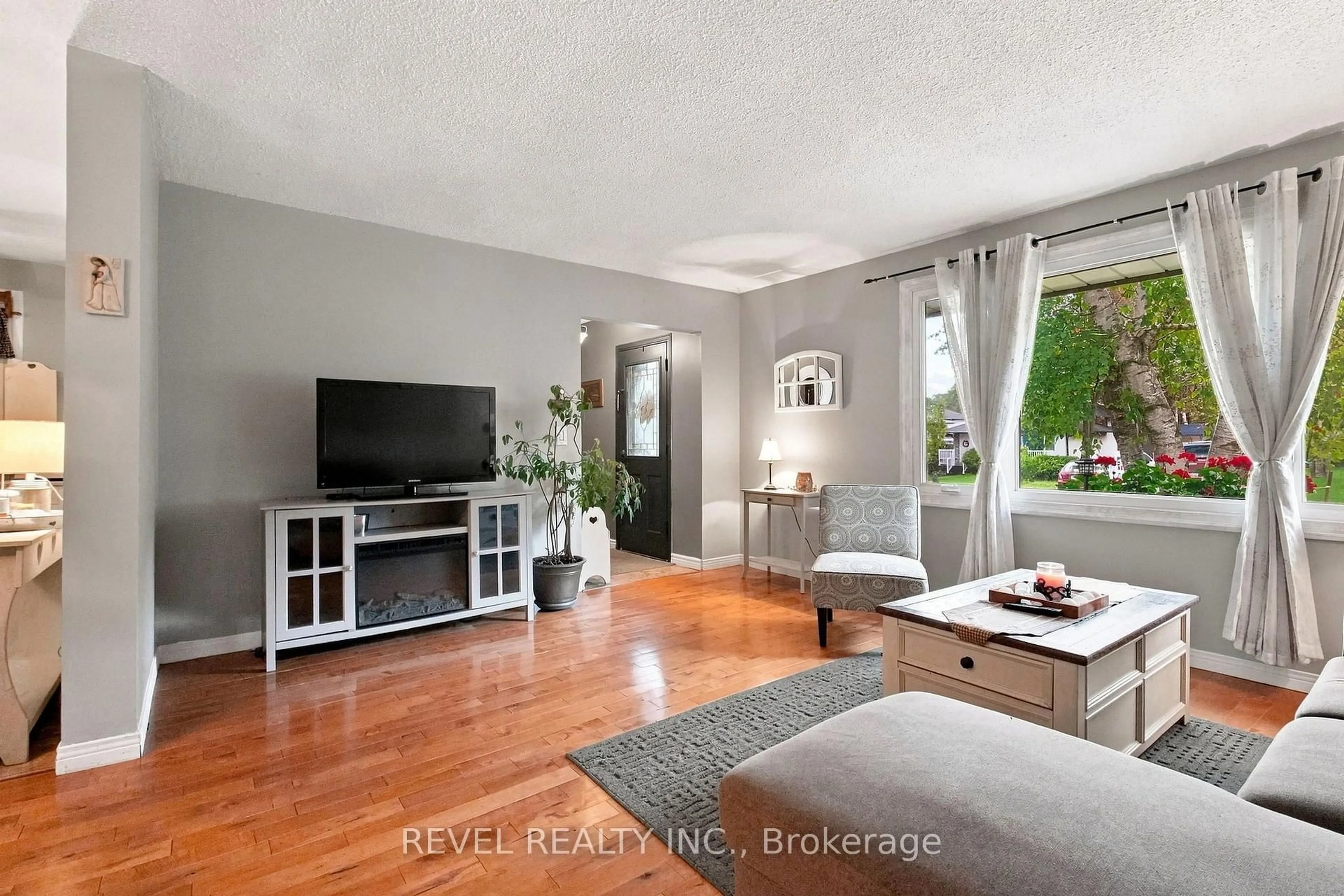 Living room with furniture, unknown for 562 Capilano Cres, Oshawa Ontario L1H 7V2