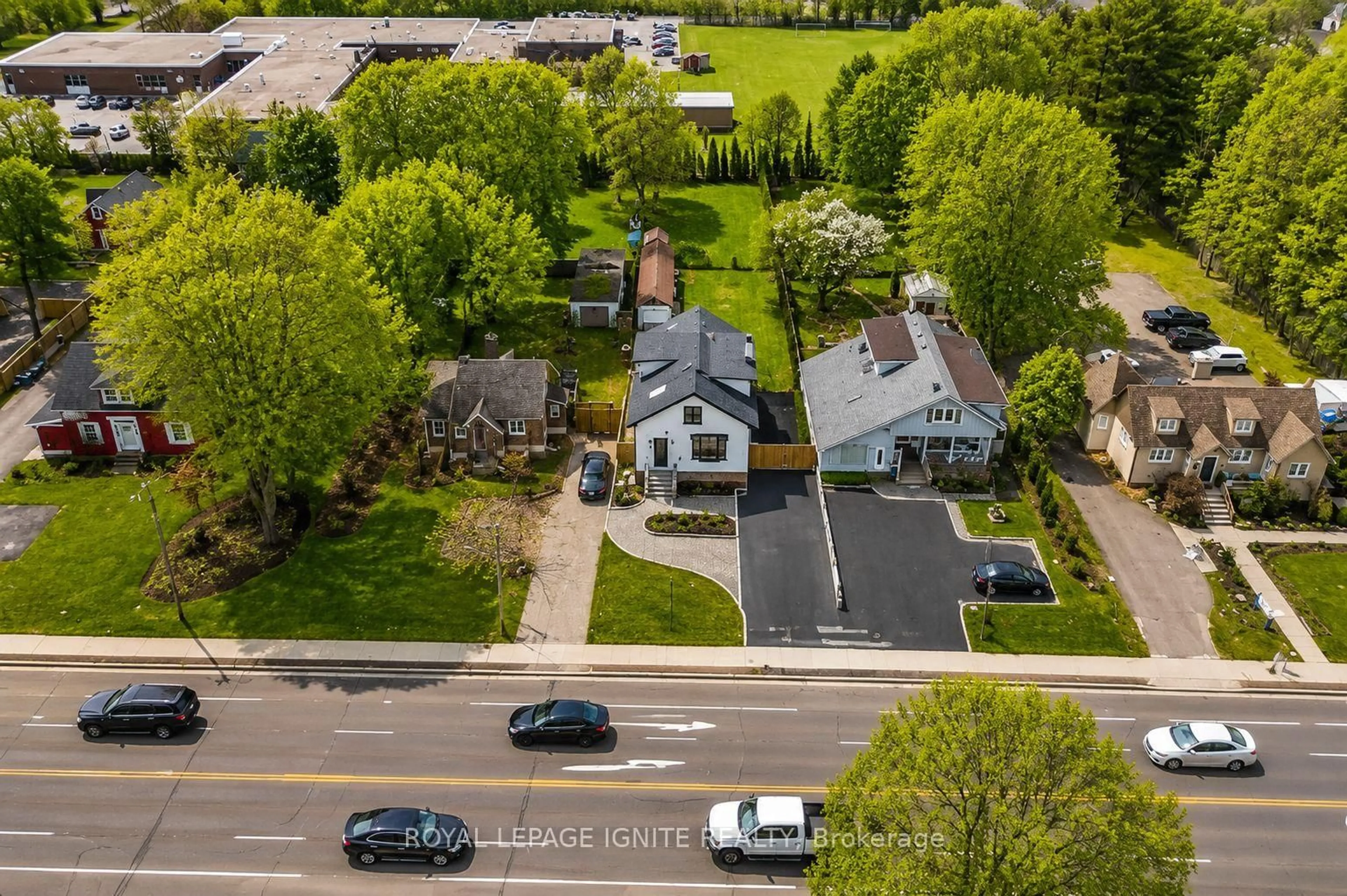A pic from outside/outdoor area/front of a property/back of a property/a pic from drone, street for 515 Kingston Rd, Ajax Ontario L1S 6M1