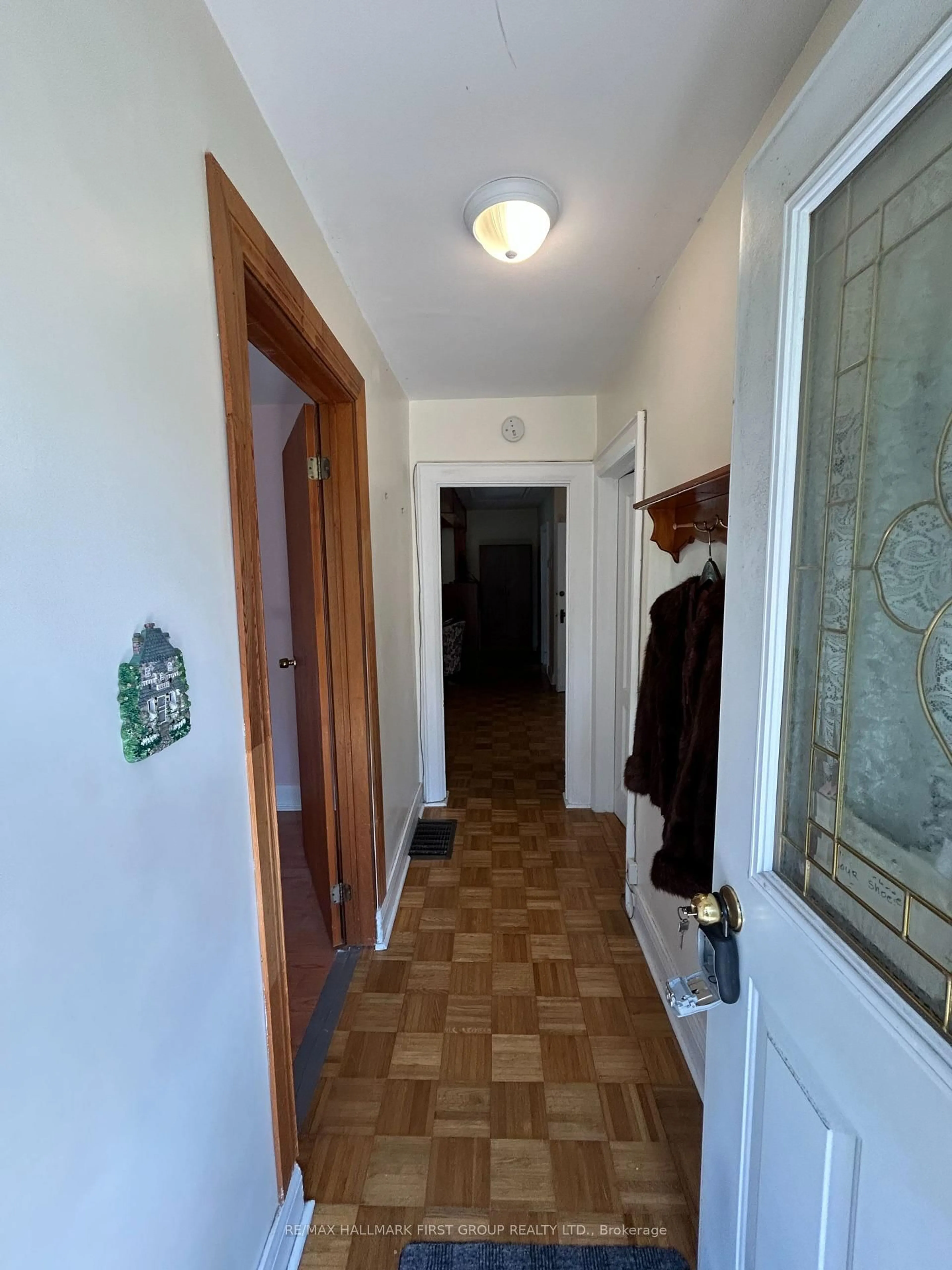 Indoor foyer for 917 Green St, Whitby Ontario L1N 4G4