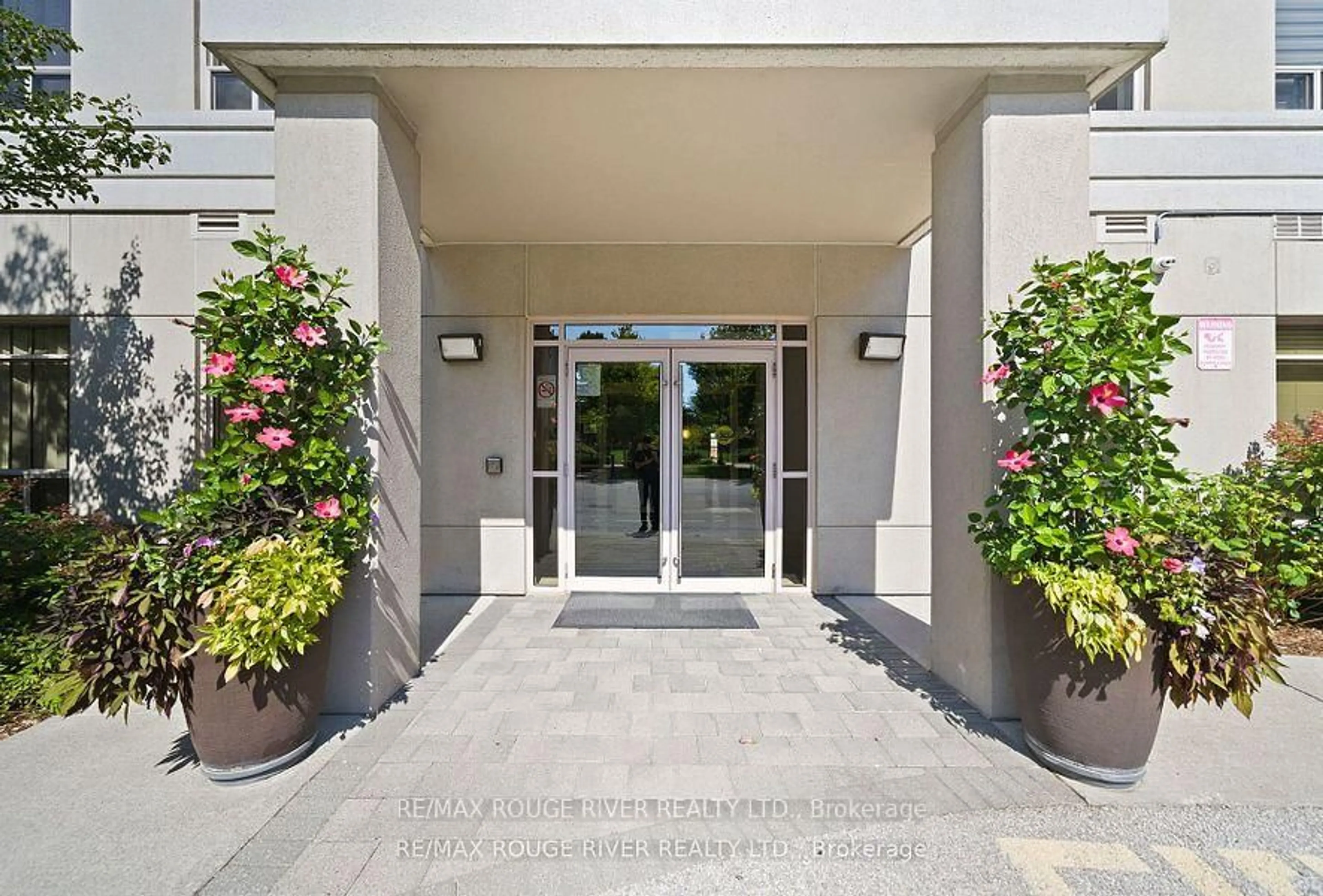 Indoor foyer for 3650 Kingston Rd #726, Toronto Ontario M1M 3X9