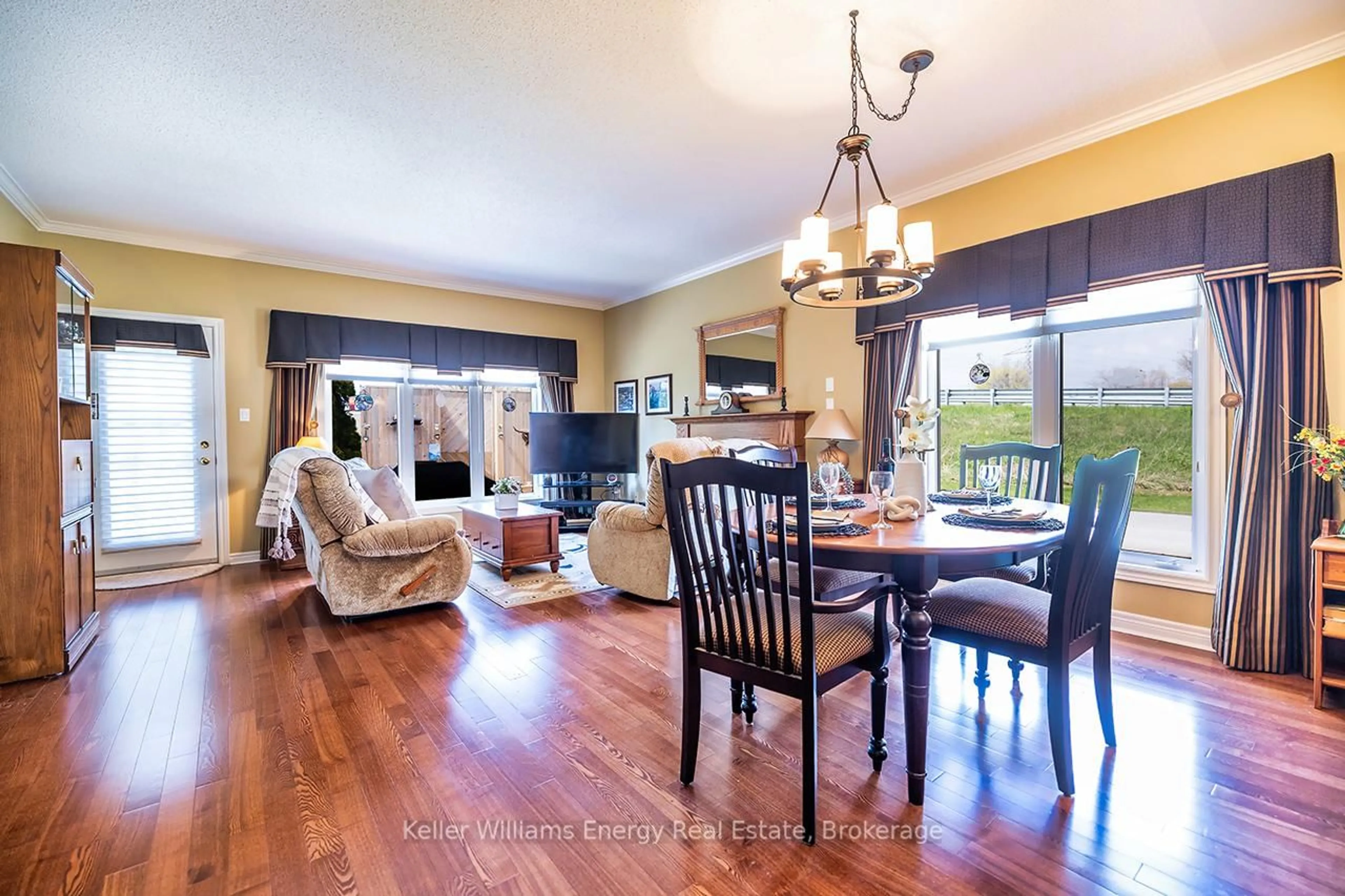 Dining room, wood/laminate floor for 8 Hinkley Tr, Clarington Ontario L1B 1P4